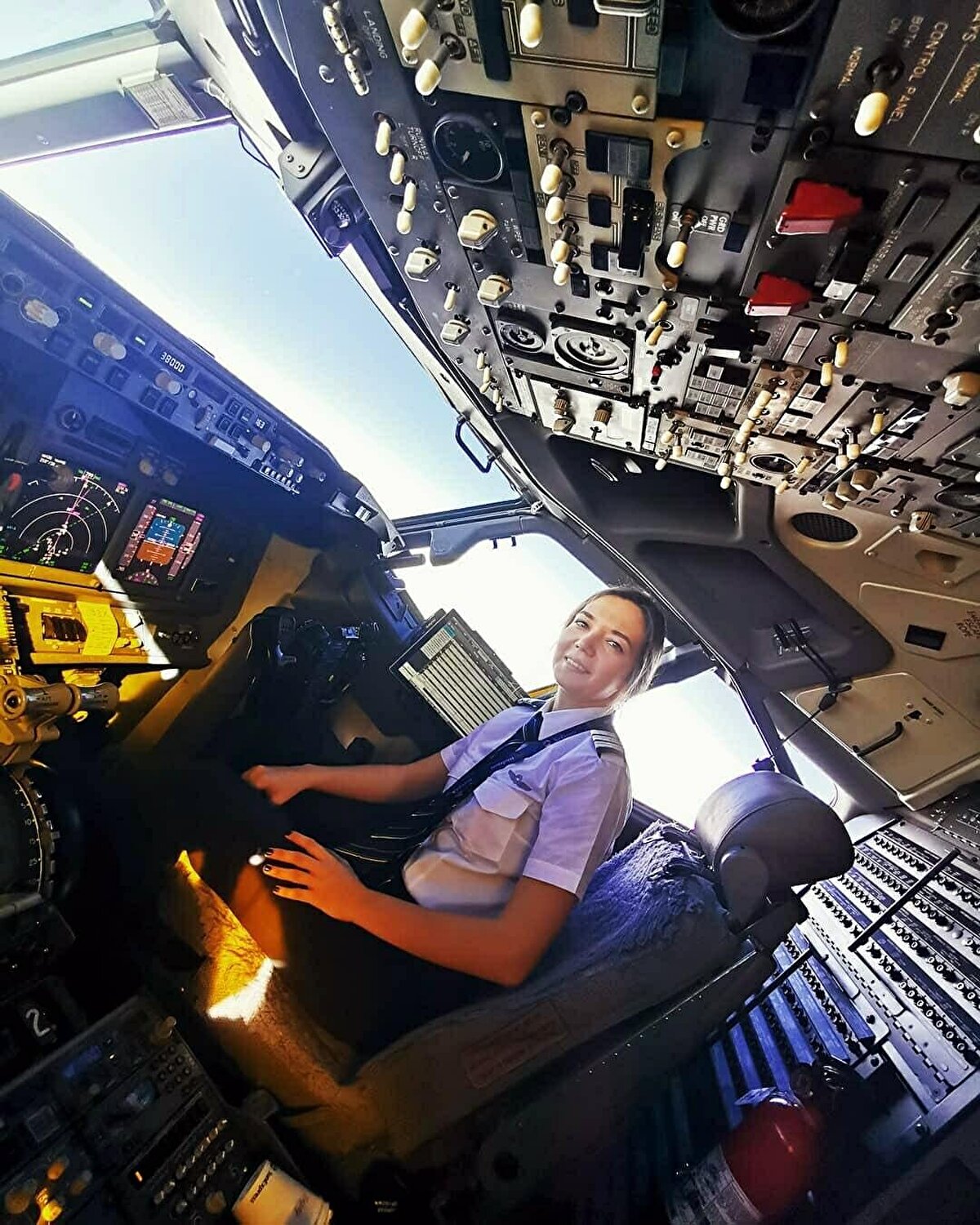 Pilotluğun sorumluluk isteyen bir meslek olduğunu belirten Köksal "Her uçağa bindiğimde bunu hissediyorum. Konsantre oluyorum ve işimi en iyi şekilde yapmaya odaklanıyorum. Gençlere hayallerinin ve hedeflerinin peşinden gitmelerini öneriyorum. Vazgeçmek ve yorulmak, bir anlamda kaybetmek demek. Benim hikayem, bu açıdan güzel bir örnek olabilir” diye konuştu.<br><br>