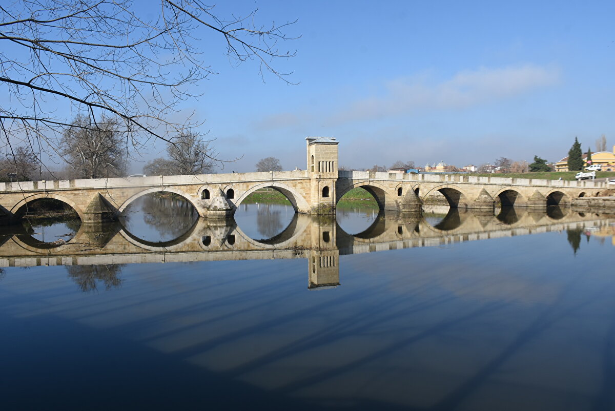 Meteoroloji'nin eylül ayından bu yana metrekareye 210 kilo yağış düştüğünü açıklamasının ardından Edirne DSİ 11'inci Bölge Müdürlüğü verilerine göre, geçen yıl kentin içme suyunu sağlayan ve kuruma noktasına gelen Kayalıköy Barajı'nda doluluk oranı, yüzde 6'dan yüzde 40 kapasitesine; Süloğlu Barajı'nda ise yüzde 32'den yüzde 67'ye ulaştı.