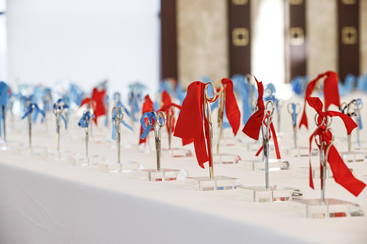 Serginin, yakın zamanda açılışı yapılan diğer makas ve kurdelelerle büyüyeceği ayrıca birçok açılışın ise buton kullanılarak gerçekleştirildiği öğrenildi.<br><br>