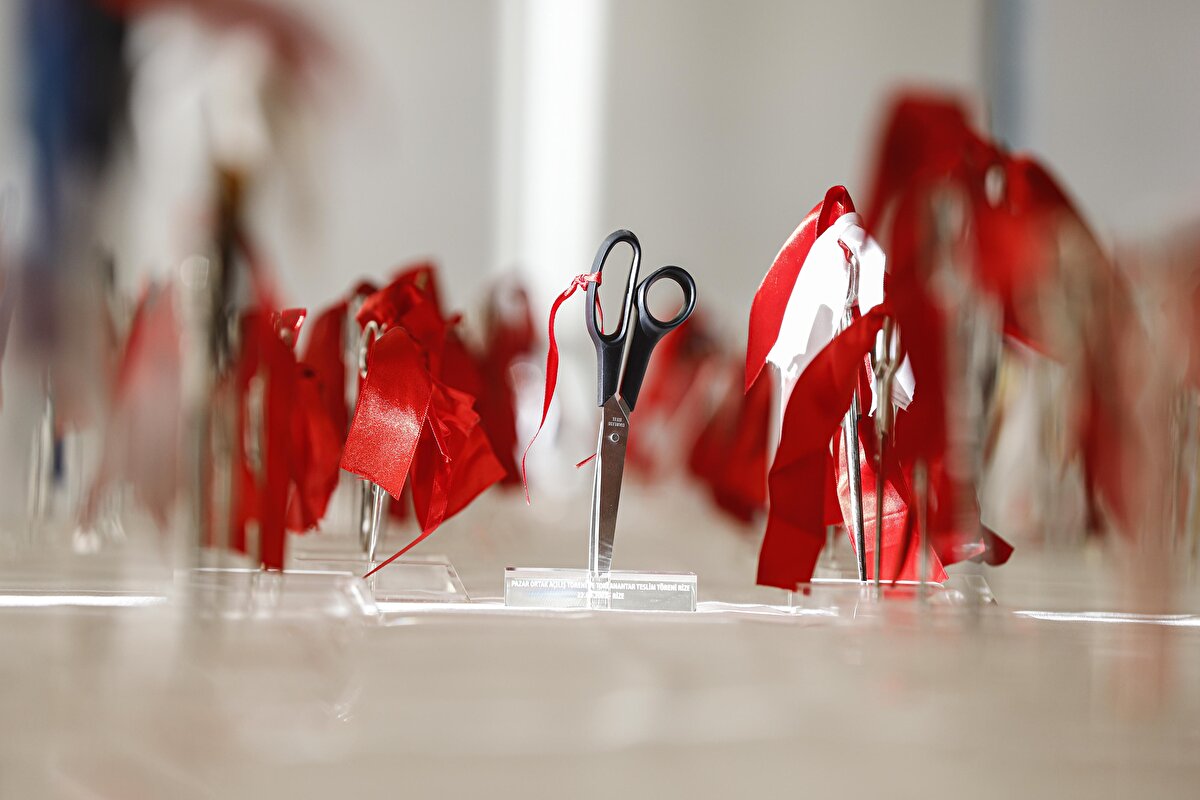 Koleksiyonun ilk parçası, Cumhurbaşkanı Erdoğan'ın 22 Eylül 2003'te Rize Pazar Ortak Açılış ve TOKİ Anahtar Teslim Töreni'nde kullandığı makas oldu.<br><br>