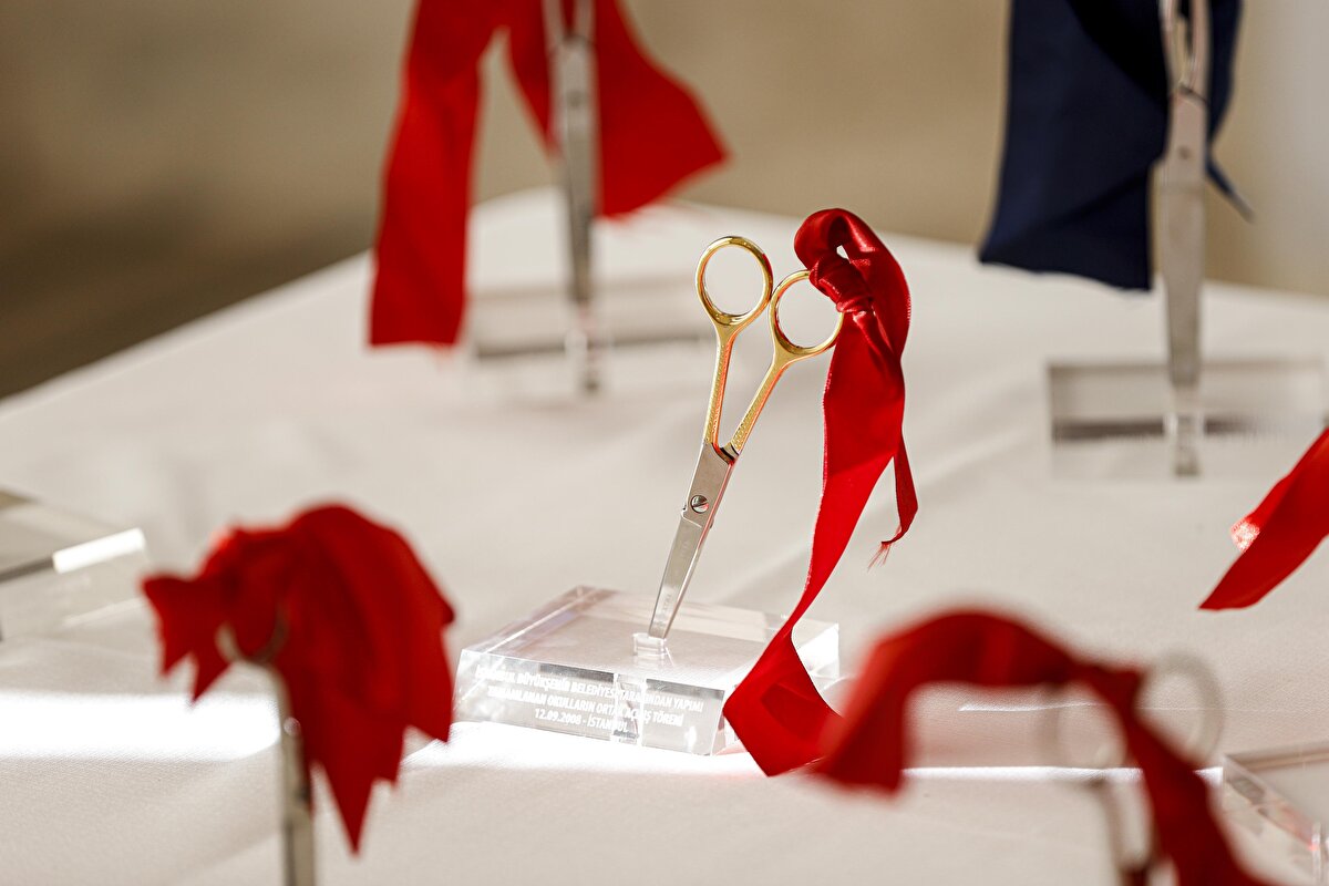 Serginin son parçasını ise Cumhurbaşkanı Erdoğan'ın Amerika Birleşik Devletleri'nin New York şehrinde inşa edilen Türkevi'nin açılışında kullandığı makas oluşturdu.<br><br>