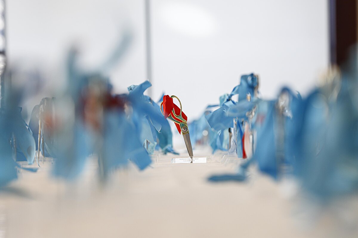 Cumhurbaşkanı Recep Tayyip Erdoğan'ın başbakanlık döneminden itibaren açılış ve temel atmalarını gerçekleştirdiği tesislerde kullandığı 800'ü aşkın makas ve kurdele, Cumhurbaşkanlığı Külliyesi'ndeki Kongre ve Kültür Merkezi'nde gazeteciler için sergilendi.<br><br><br>