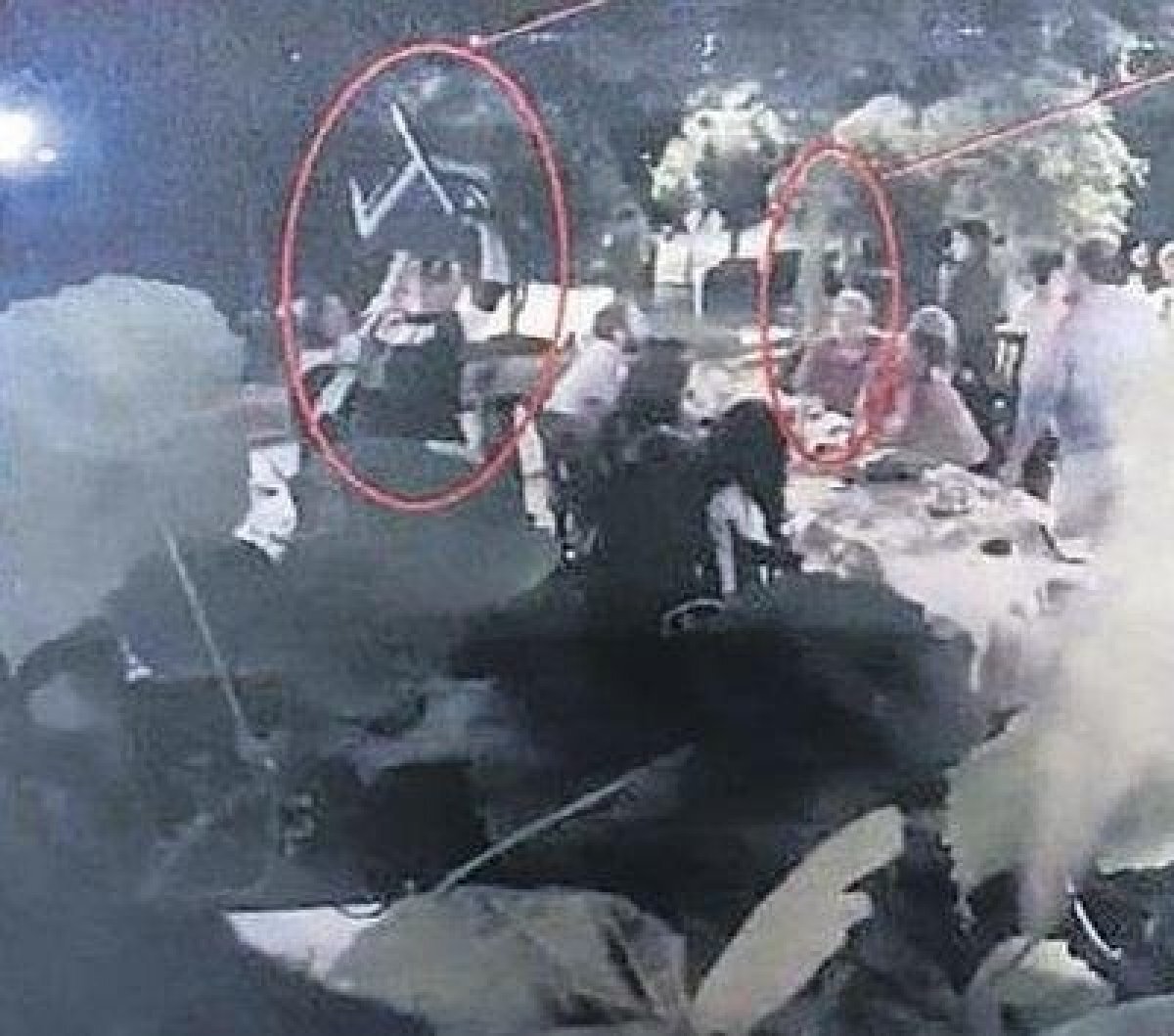 Oturduğu sandalyeyle Erbil'e vurmaya çalışan Şasa'yı yanındaki arkadaşları sakinleştirdi.<br><br>