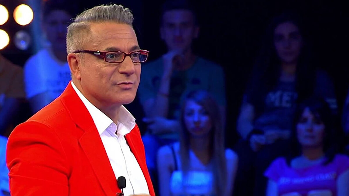 İki grup arasında sohbet başladı. Kendisini Şasa ismiyle tanıtan ve Amerikan vatandaşı olduğunu söyleyen bir kişi, Mehmet Ali Erbil’i çok sevdiğini onu dünyaca ünlü bir dergiye çıkarabileceğini söyledi.<br><br>