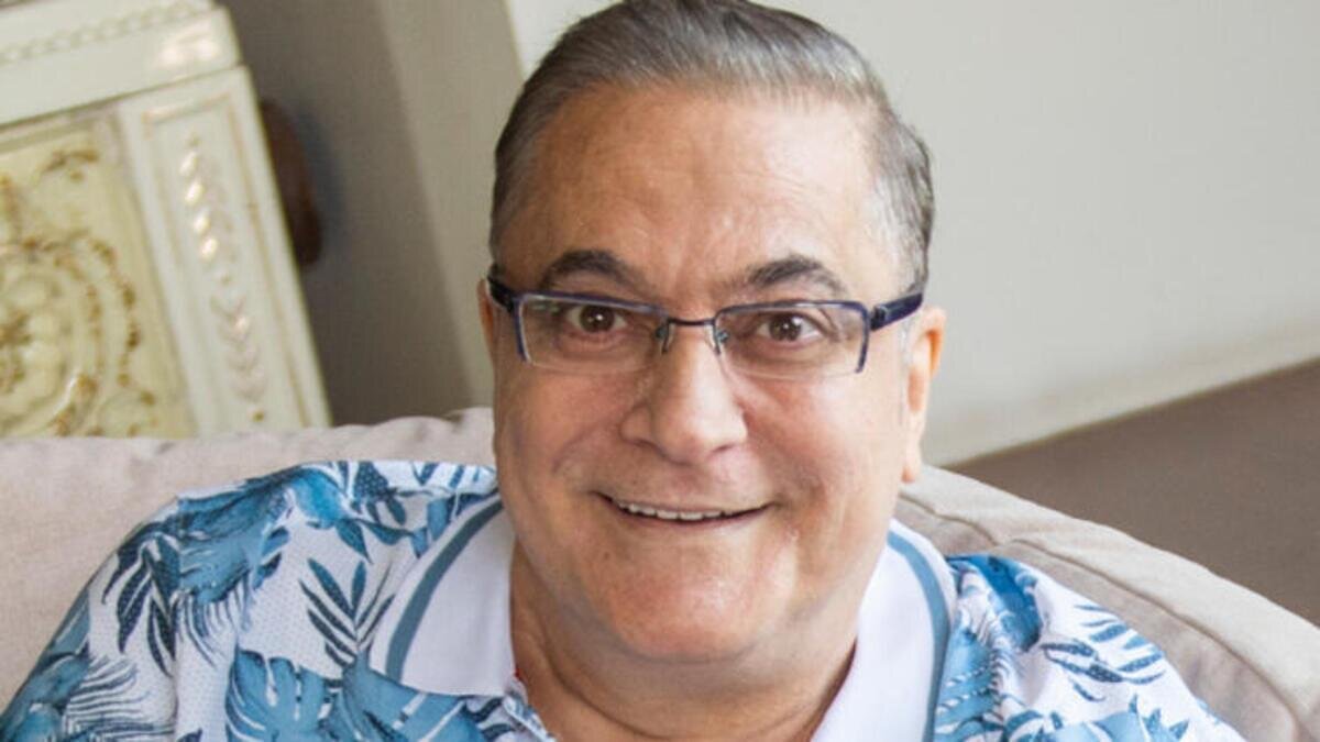 Bir süre sonra aldığı aşırı alkol nedeniyle kusmaya başlayan Şasa, ardından Mehmet Ali Erbil’e küfürler savurarak saldırdı.<br><br>