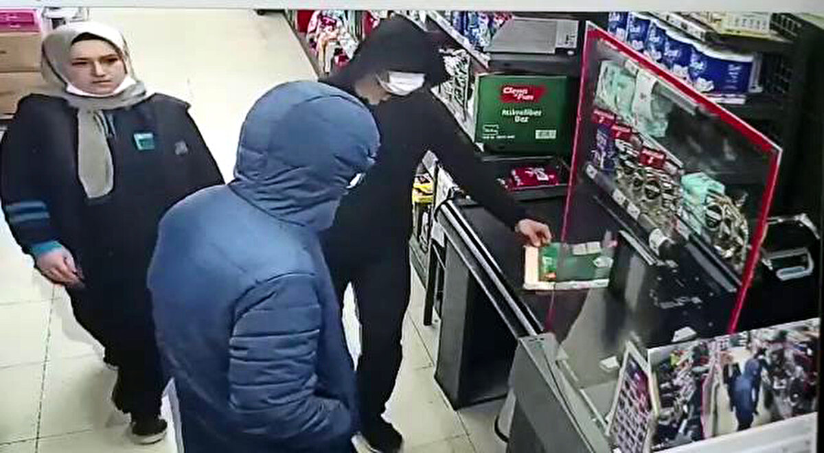 Market görevlilerinin şüphelendiği ve uzaktan izlemeye başladığı kişiler daha sonra kasaya yönelerek, kadın kasiyerden bütün paraları vermesini istedi. Bağırma sesleri üzerine iki görevli arkadaşlarına yardım etmek istedi ancak, tehdit nedeniyle yerlerinden kımıldayamadı.<br>