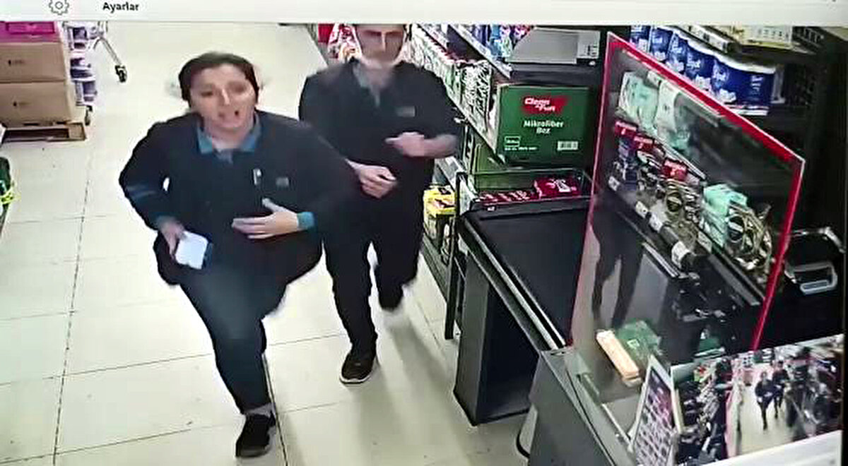 Avcılar Yeşilkent Mahallesi'ndeki bir markete gelen yüzlerinde cerrahi maske, başları kapüşonla kapalı iki kişi bir süre içeride müşteri gibi dolaşmaya başladı.<br><br><br>