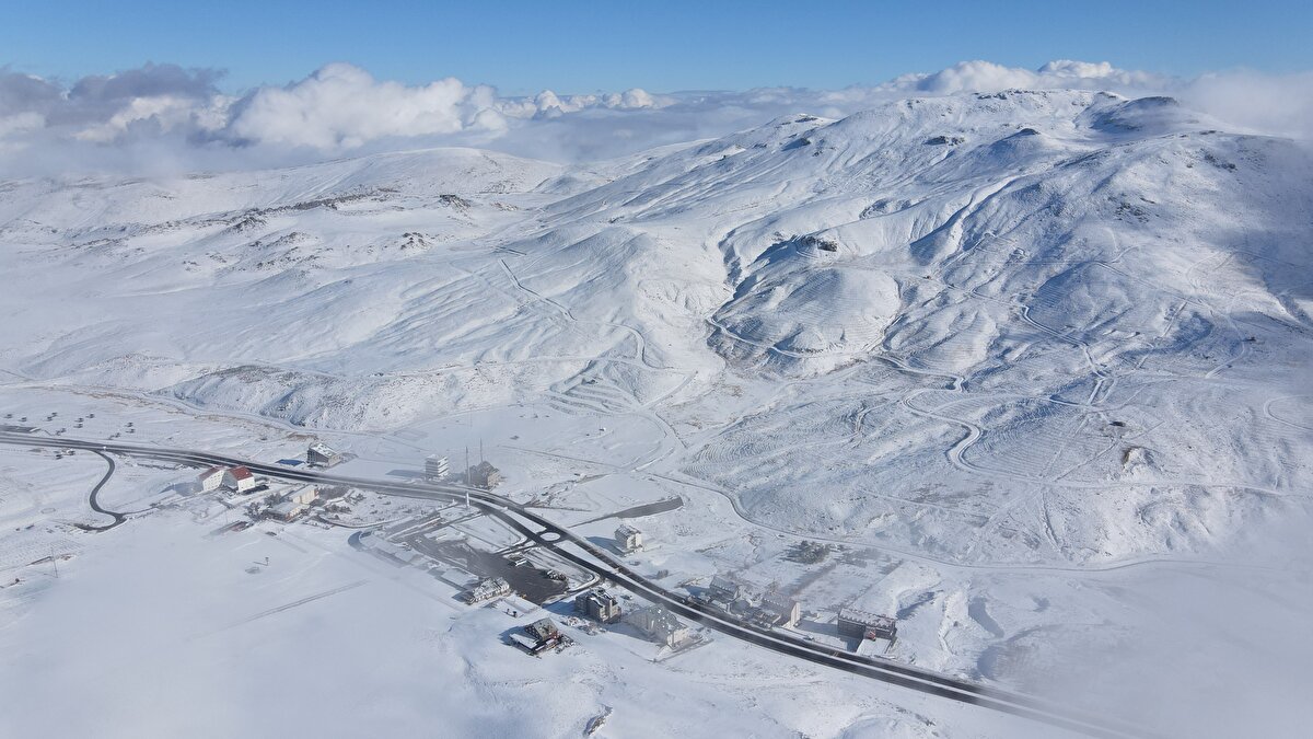 Zirveye yakın yerlerde kar kalınlığı yer yer 50 santimetre ölçüldü.<br>