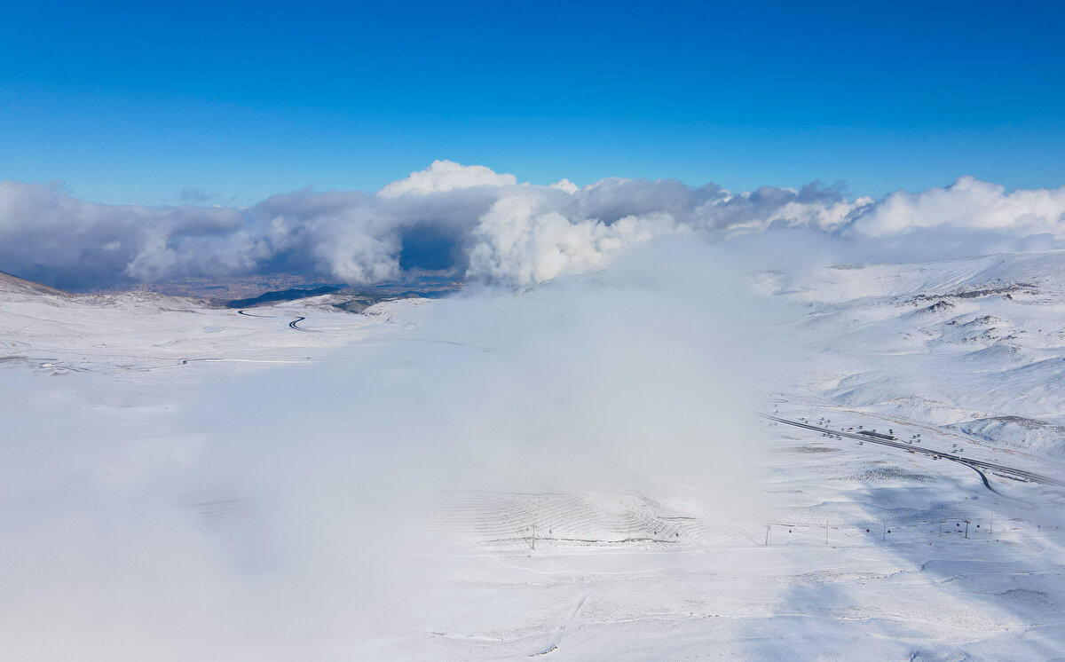 Bir süredir etkili olan kar yağışı Erciyes Dağı'nı beyaza bürüdü. 