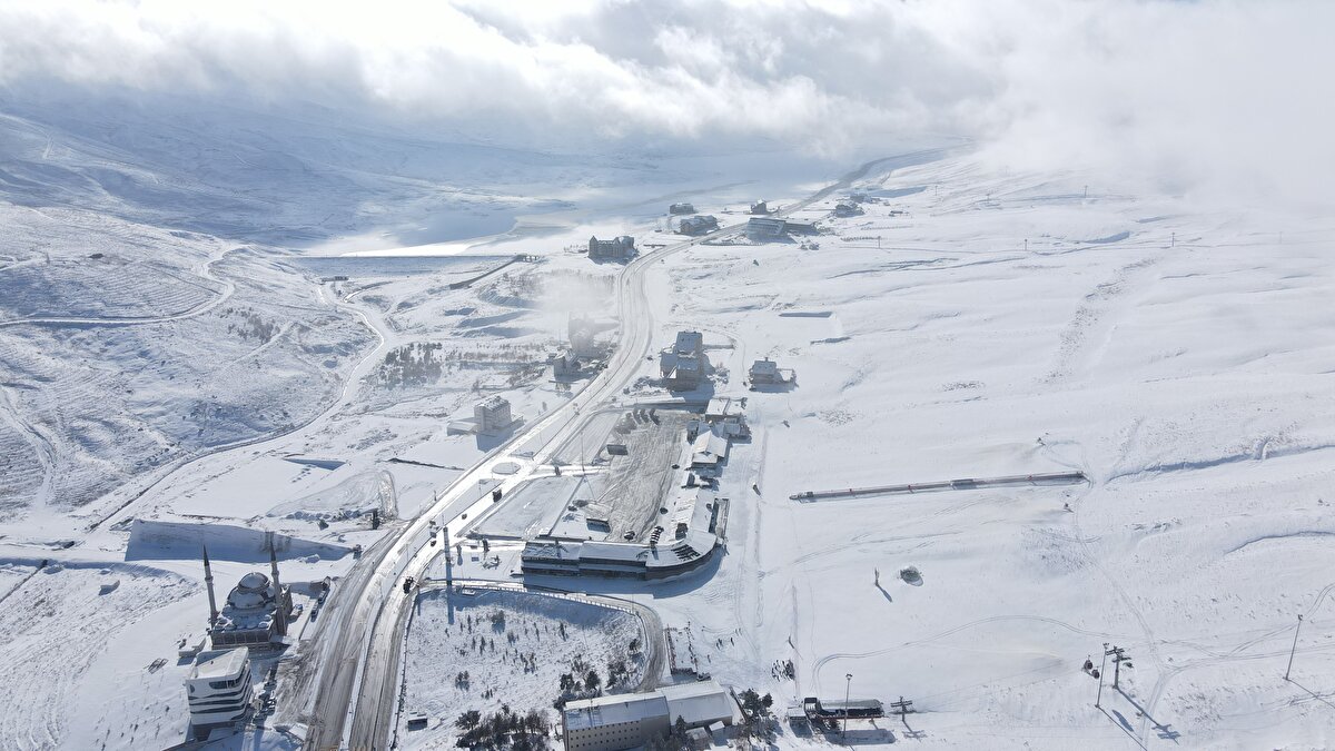 Erciyes Dağı`nın yüksek kesimlerinde özellikle gece saatlerinde kar yağışı etkili oluyor.<br>