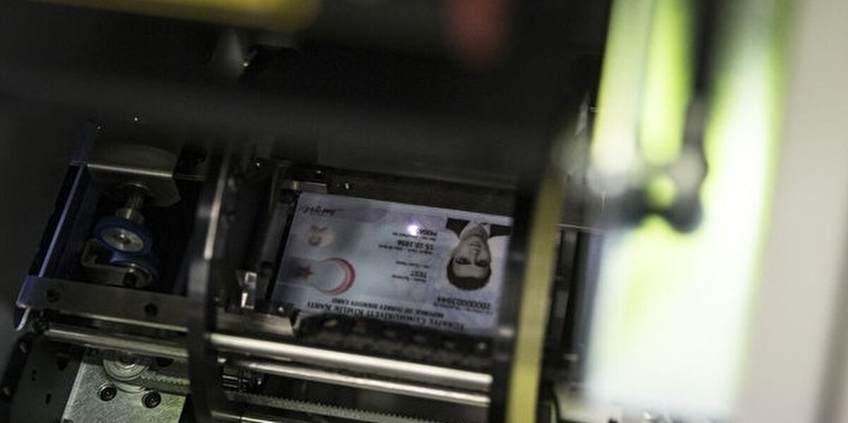 Yaşlı kadının damadı Mustafa Akkaya da uygulamadan memnun olduklarını belirterek, “Allah razı olsun, devlerimize zeval vermesin. Hizmet ayağımıza kadar geldi, annemizi biz götürememiştik. Burada tüm kimlik yenileme işlemlerini hallettik" ifadelerine yer verdi.