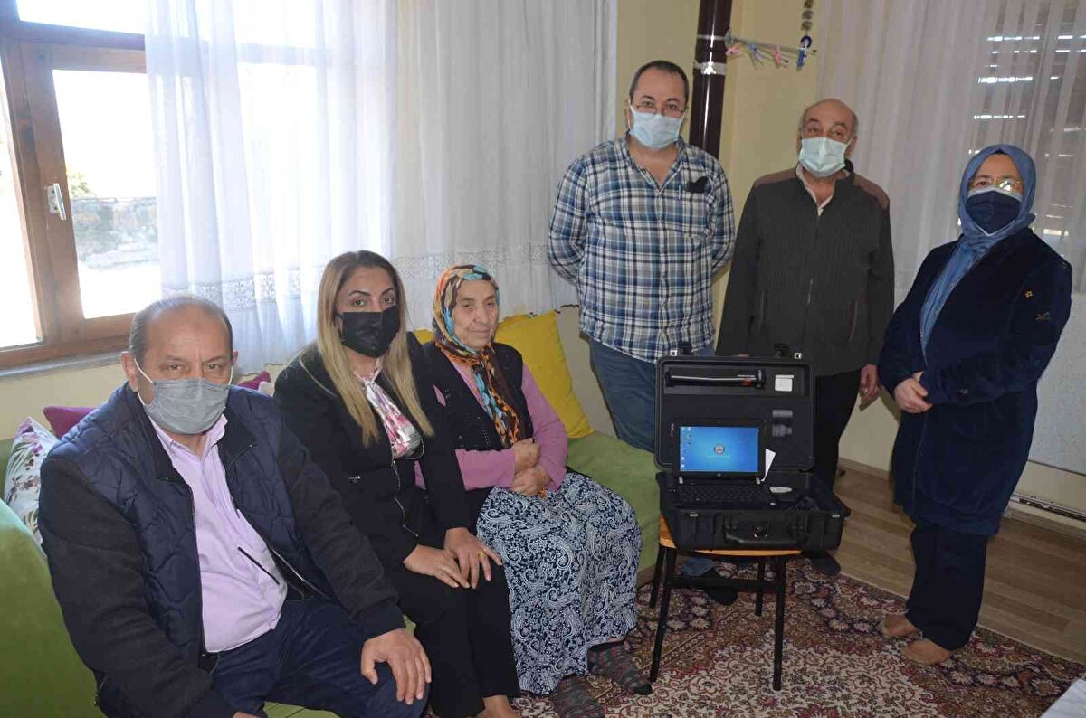 İçişleri Bakanlığı Nüfus ve Vatandaşlık Hizmetleri Genel Müdürlüğü'nce tarafından başlatılan uygulama ile Türkiye Cumhuriyeti Kimlik Kartı Projesi kapsamında, çipli kimlik kartı dağıtımı devam ediyor.