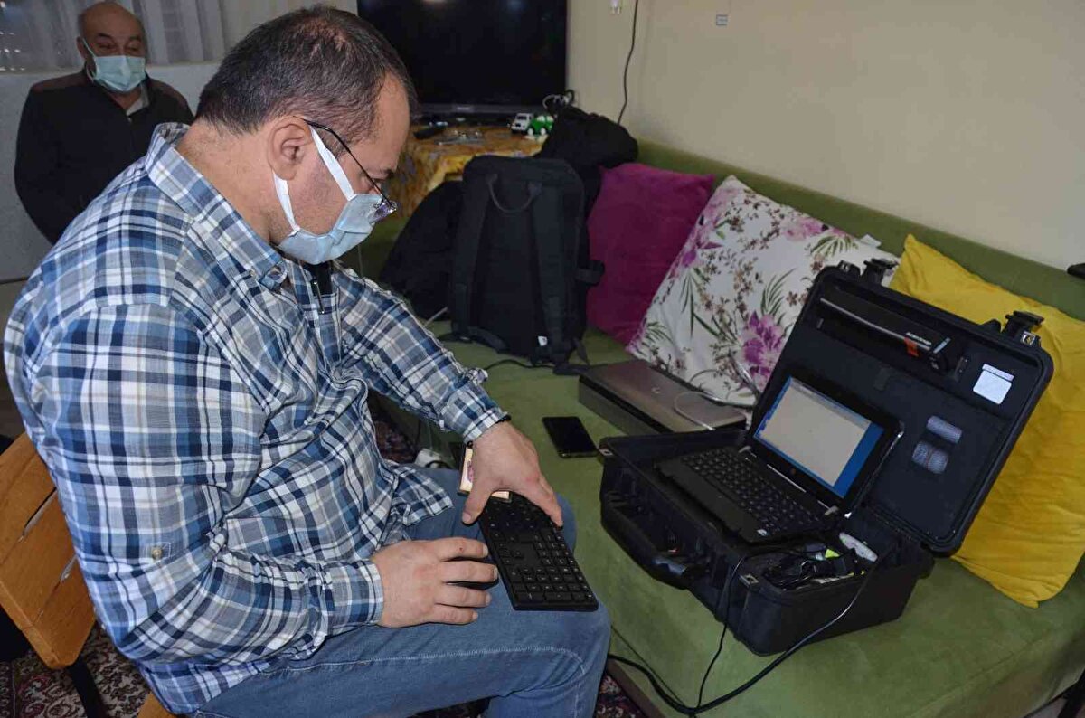 Ordu'nun Perşembe ilçesinde de nüfus müdürlüğü ekipleri mobil hizmet ile vatandaşların kapısına giderek taleplerini karşılıyor.