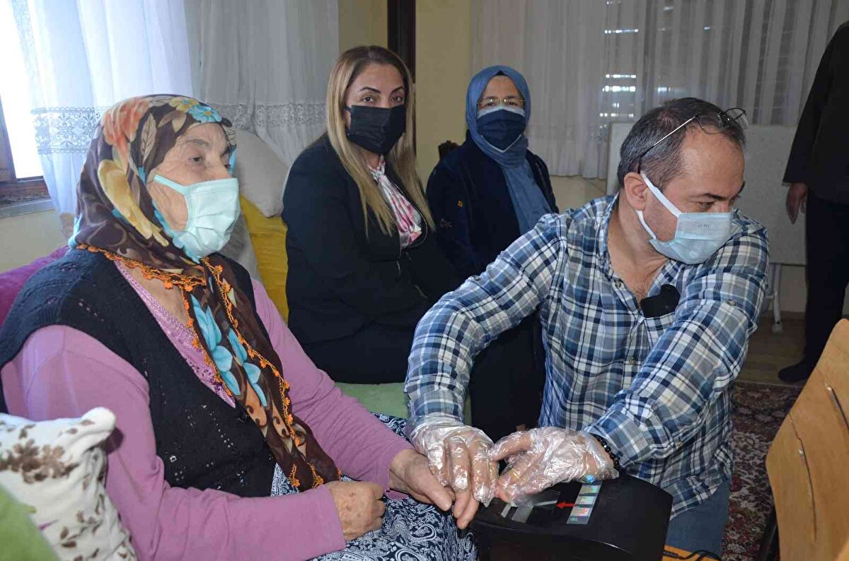 Proje ile nüfus ve müdürlüklerine gelemeyeceği belgelenen hasta, yaşlı ve engelli vatandaşlara kolaylık sağlanıyor.