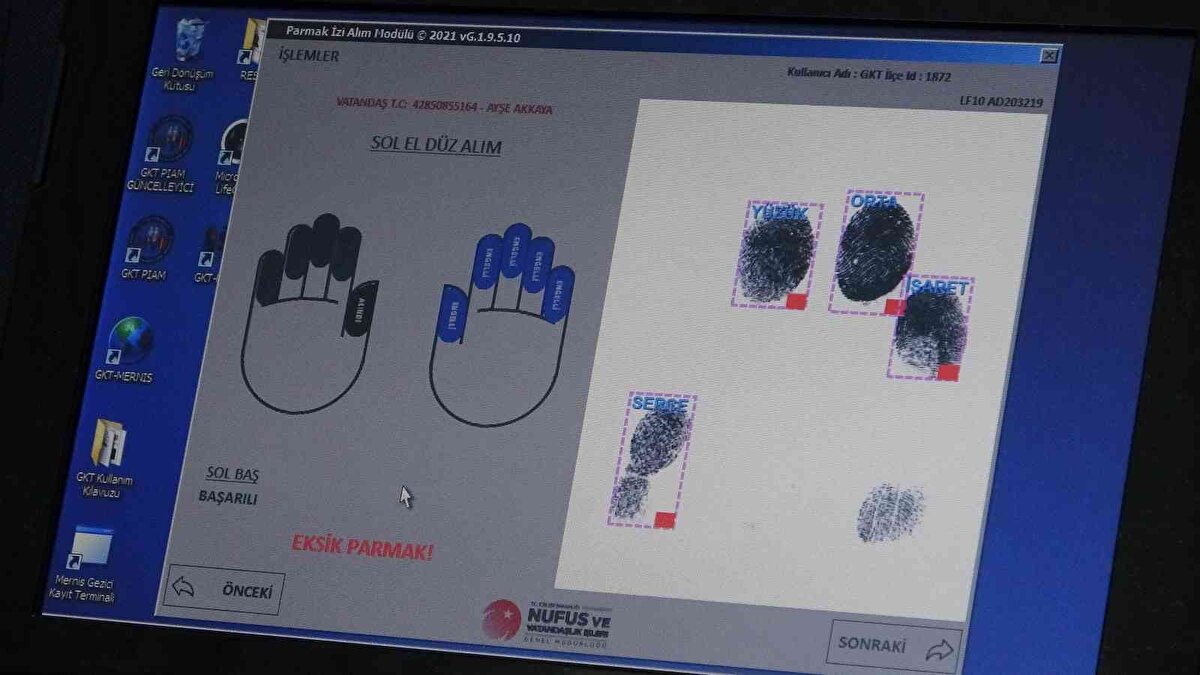 Ekip uygulama kapsamında ilçenin Okçulu Mahallesi'nde yaşlıların ve hastaların kimlik belgelerinin değişimi için çalışmalarını sürdürüyor.<br>