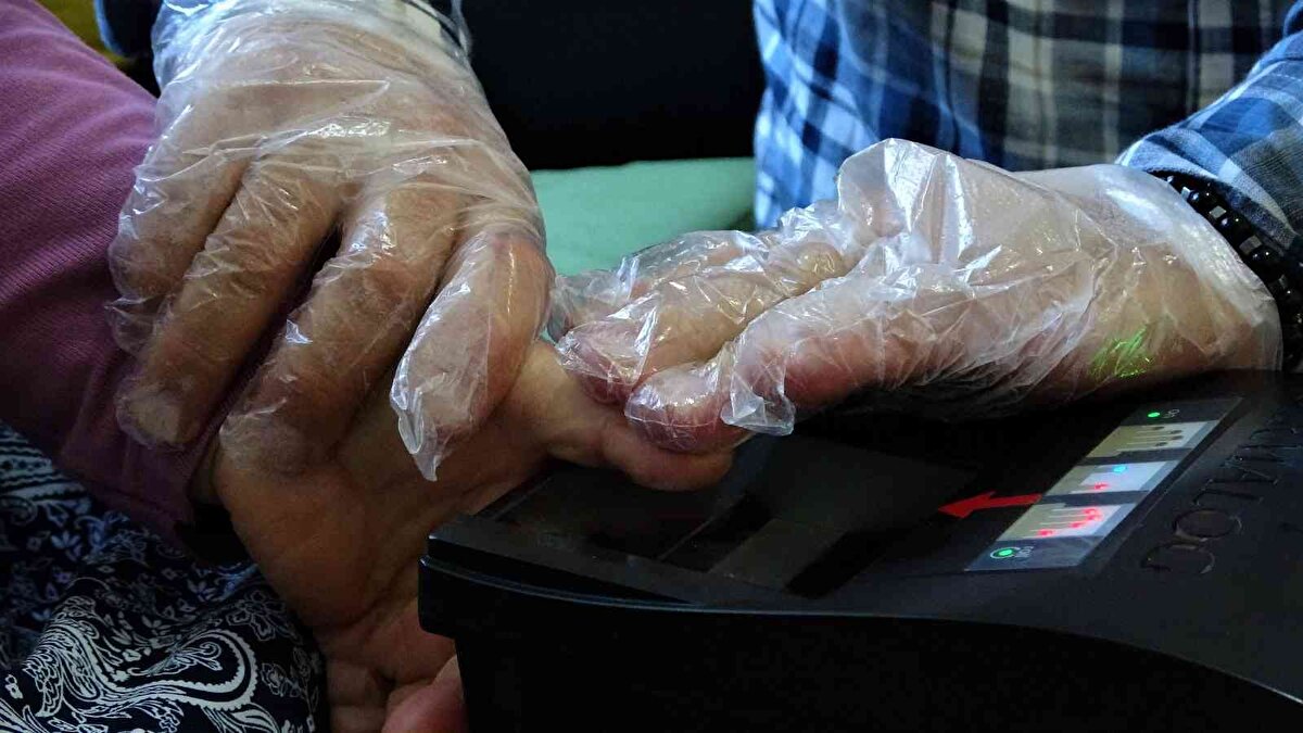 Okçulu Mahalle Muhtarı Ömer Deniz, uygulama kapsamında evlerinden çıkamayan vatandaşlara büyük bir olaylık sağlandığını belirterek, “Perşembe İlçe Nüfus ve Vatandaşlık Müdürlüğü'müzün muhtarlarla birlikte yapmış olduğu toplantıda bu sistemi öğrendik ve kendilerine müracaatta bulunduk.