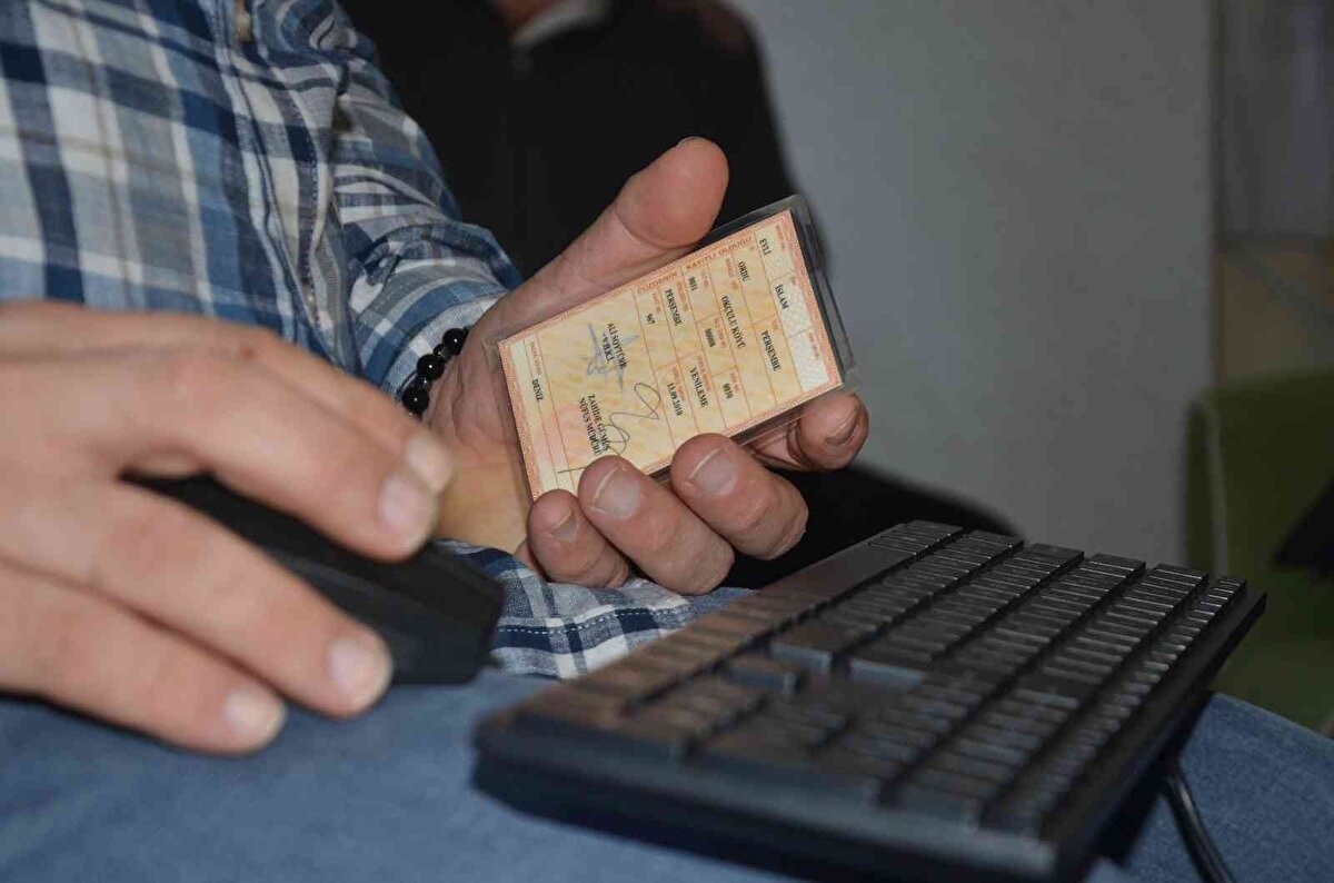 Mahalle muhtarları ile de sürekli iletişim halinde olan görevliler, evlerinden çıkamayan hasta, engelli ve yaşlı bireyler için Nüfus ve Vatandaşlık Müdürlüğü'nü adeta vatandaşların ayağına taşıyor.