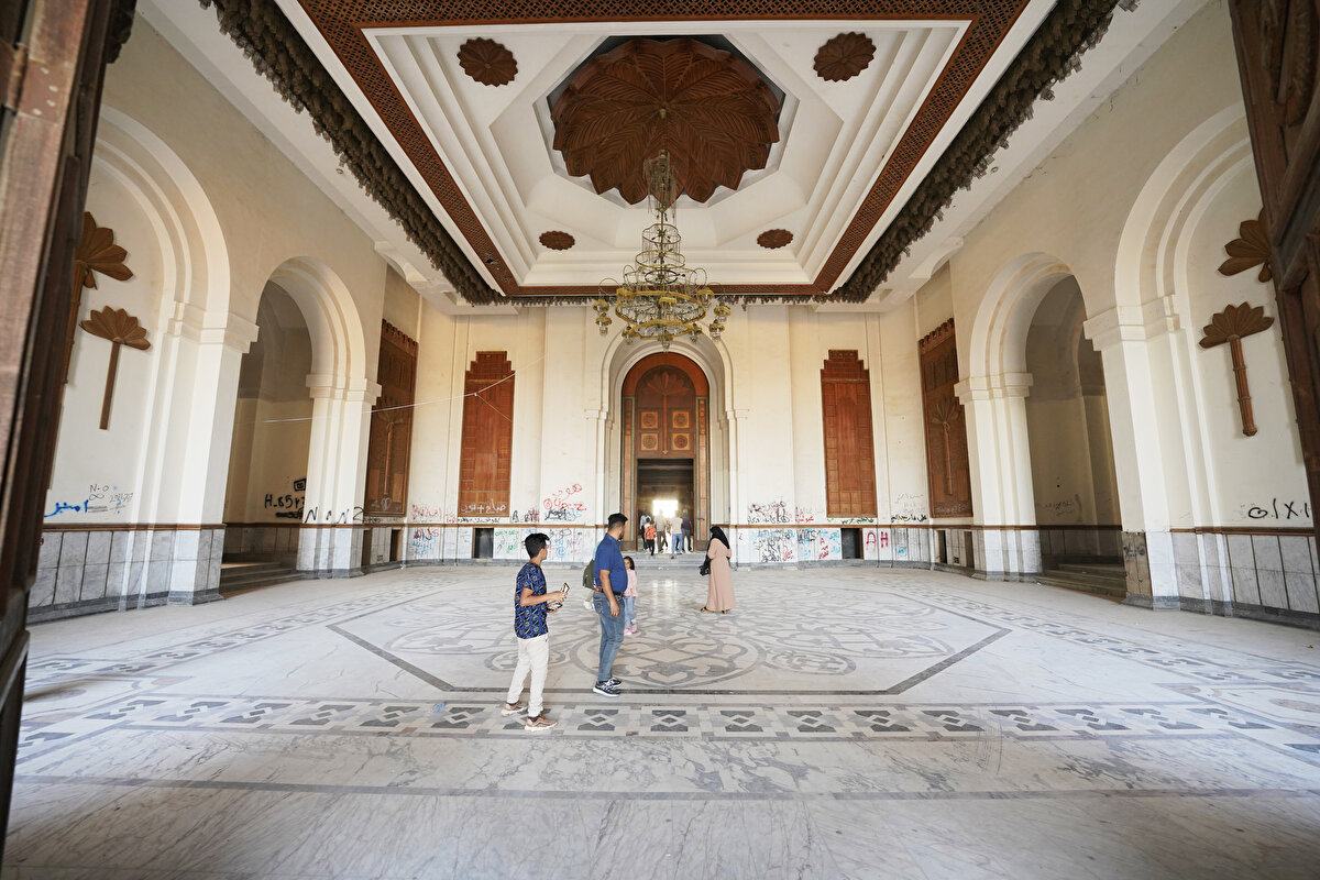Sarayın etrafında vaktiyle ailelerin oturup zaman geçirmesi için inşa edilen bahçe ve yeşillik alanlar bugün belediyenin ihmaline uğramış durumda. Burada yemek ve içecek satılan seyyar birkaç yer dışında adeta hayat yok. Bir zamanların gözde yerlerinden antik kente de sosyal etkinlikler dışında uğrayan pek olmuyor.