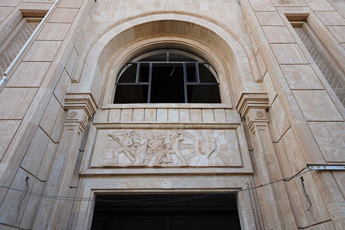 Tepede yer alan saraya 2003 öncesinde vatandaşların değil girip dolaşmasına, yakınlaşmasına bile izin verilmiyordu. Yapımı 4 yıl sürdüğü iddia edilen saraya devrik lider Saddam Hüseyin’in de sadece bir kez geldiği rivayet ediliyor.