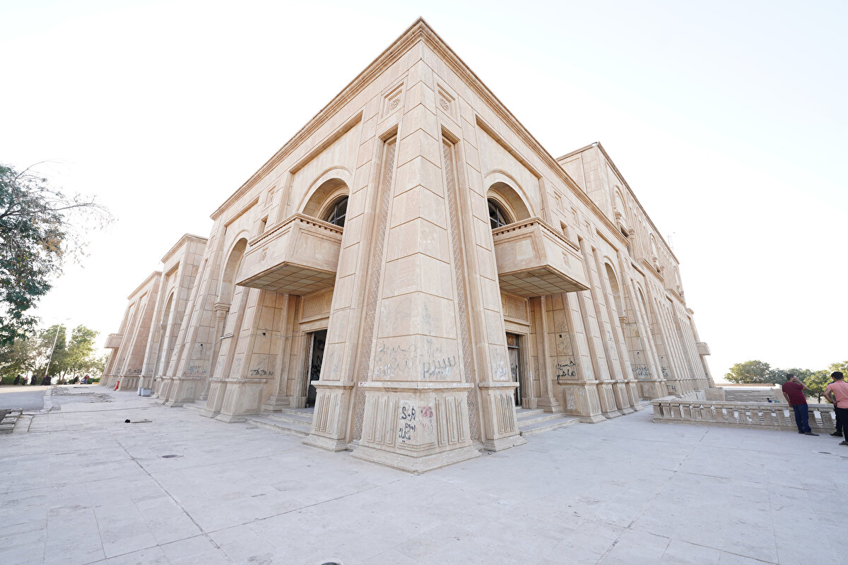 ABD güçleri ise, 2003’ten 2011 yılına kadar burayı karargâh olarak kullandı ve vatandaşların ziyaret etmesine izin vermedi. Günümüzde ise antik kenti ziyaret edenler tepedeki saraya rahatça girip dolaşabiliyor ve ülkenin 35 yıllık "demir yumrukla yönetilen dönemine" yolculuk ediyor.