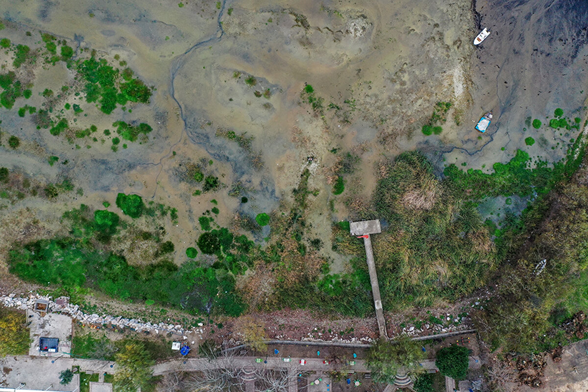 Orhangazi ilçesi sahilinde ise su kıyıdan 50 metreden fazla çekildi. İlçede bir dönem büyük teknelerin yanaştığı iskele suyun uzağında bulunuyor.