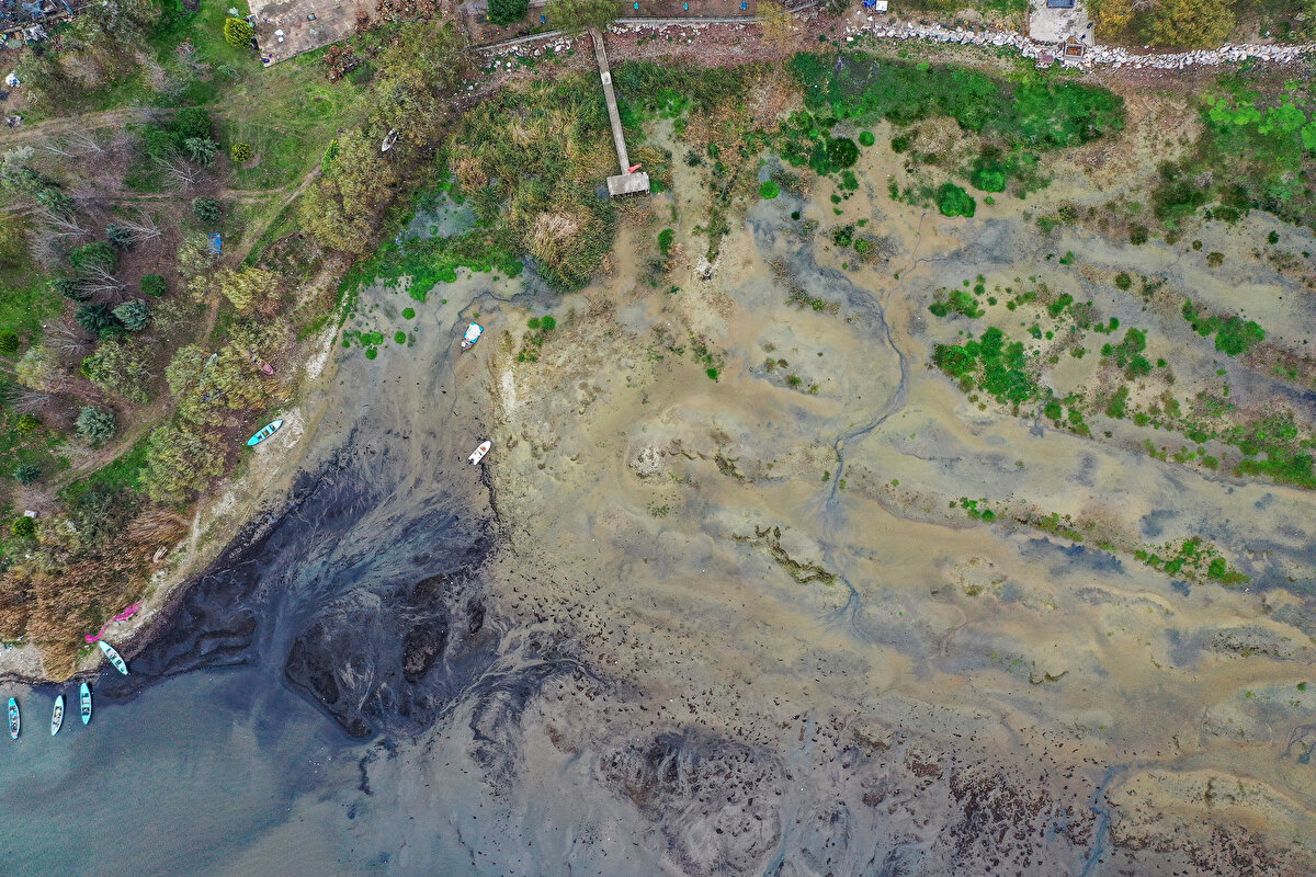 Çakırca Mahallesi Muhtarı Zeki Bayrak, AA muhabirine, İznik Gölü'ndeki çekilmenin son yıllarda iyice belirginleştiğini söyledi.