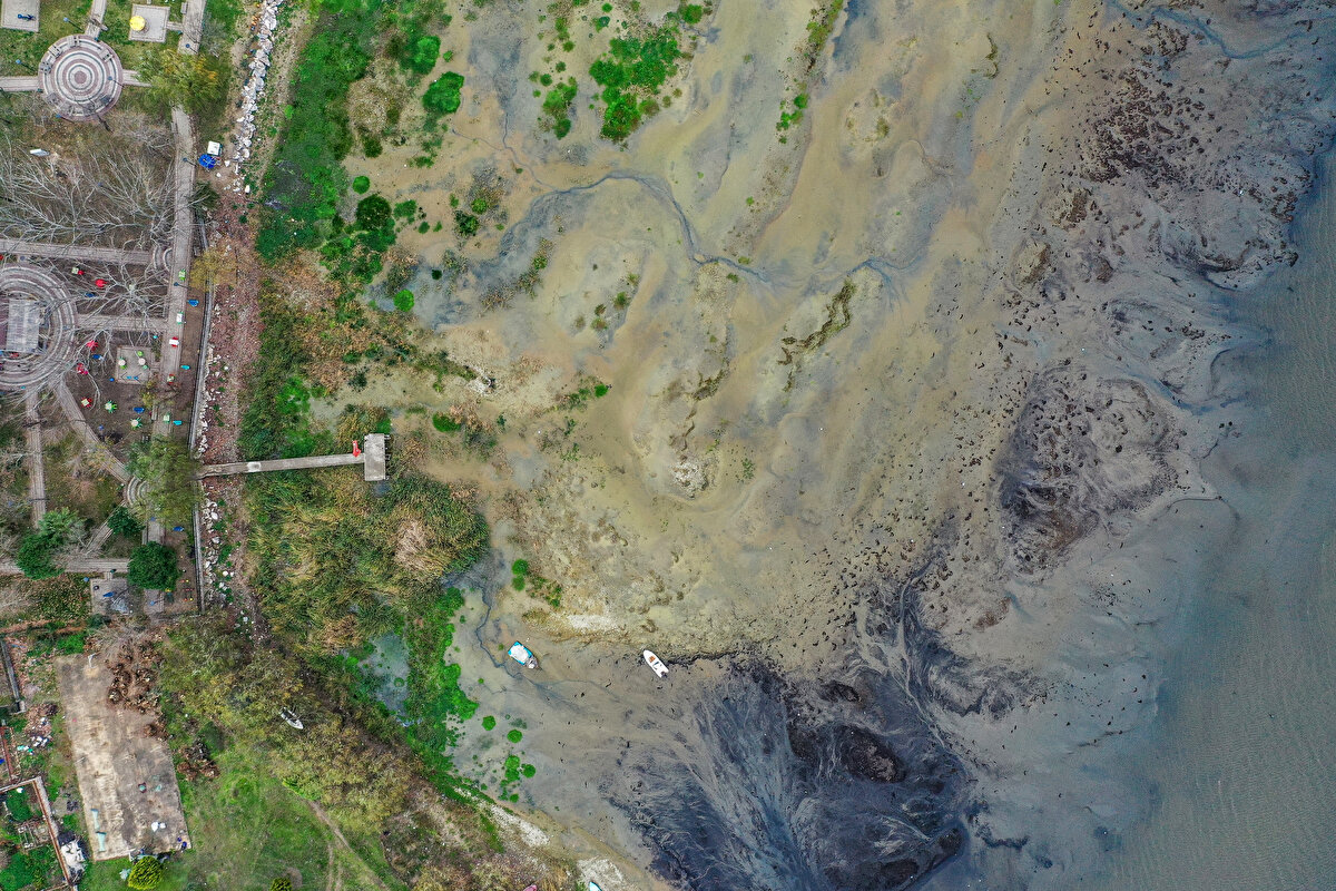 Bazı balıkçı kayıklarının karaya oturduğu mahallenin kıyı bölgelerindeki iskele de suyun olmadığı bölümde kaldı.
