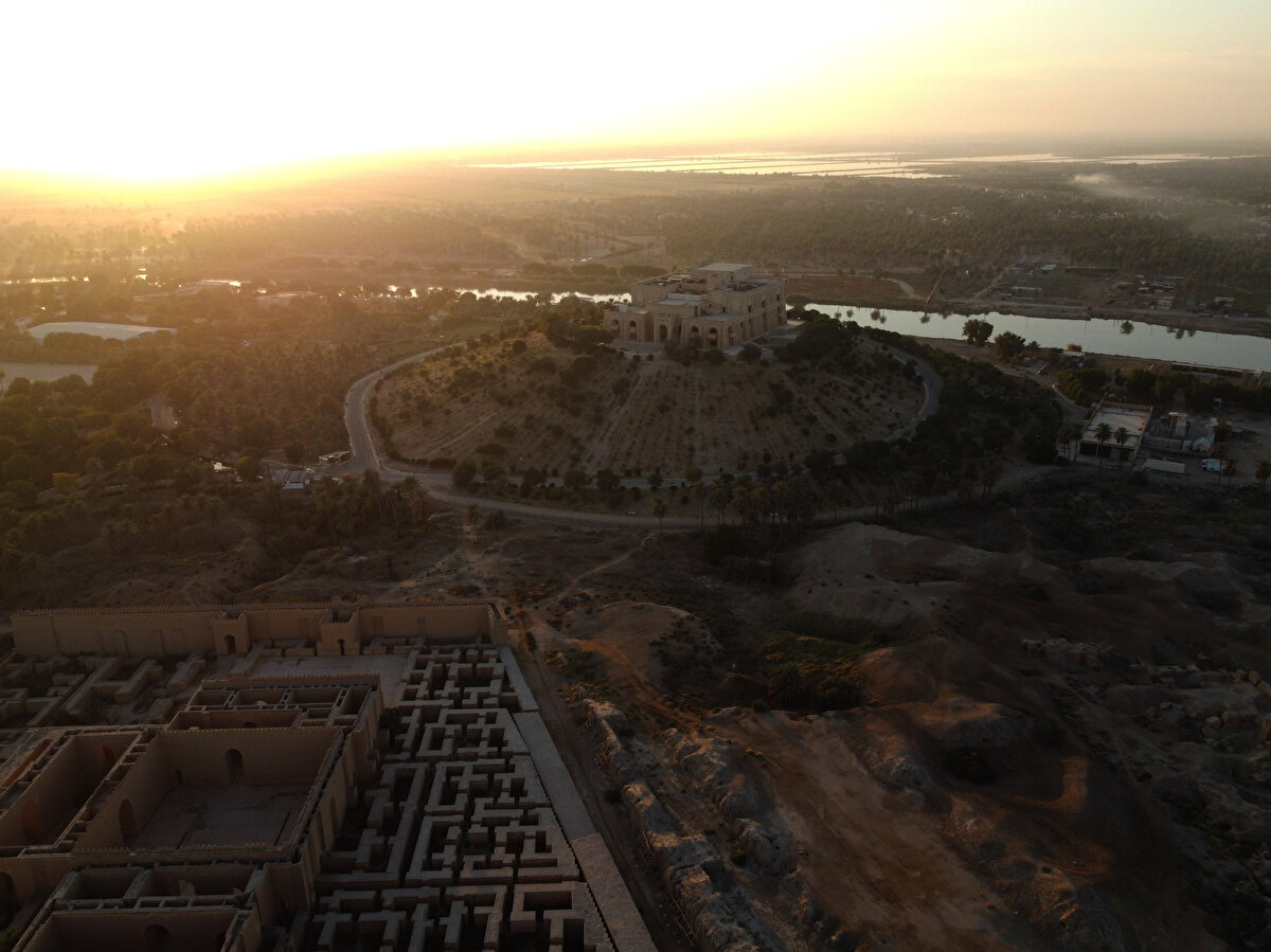 Başkent Bağdat'ın yaklaşık 100 kilometre güneyindeki Babil'in ortasında yer alan saray, buradaki yüksek bir tepeden Fırat Nehri’ne bakıyor.