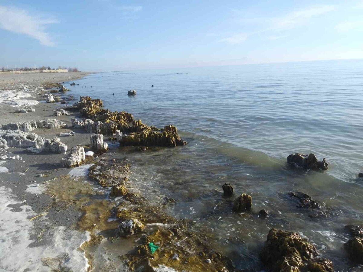 Küresel ısınmanın etkileri son yıllarda kendisini göstererek mevsimlerin değişmesine etki ettiği gibi dünyada ve ülkemizde birçok gölün kurumasına neden oldu.<br><br>