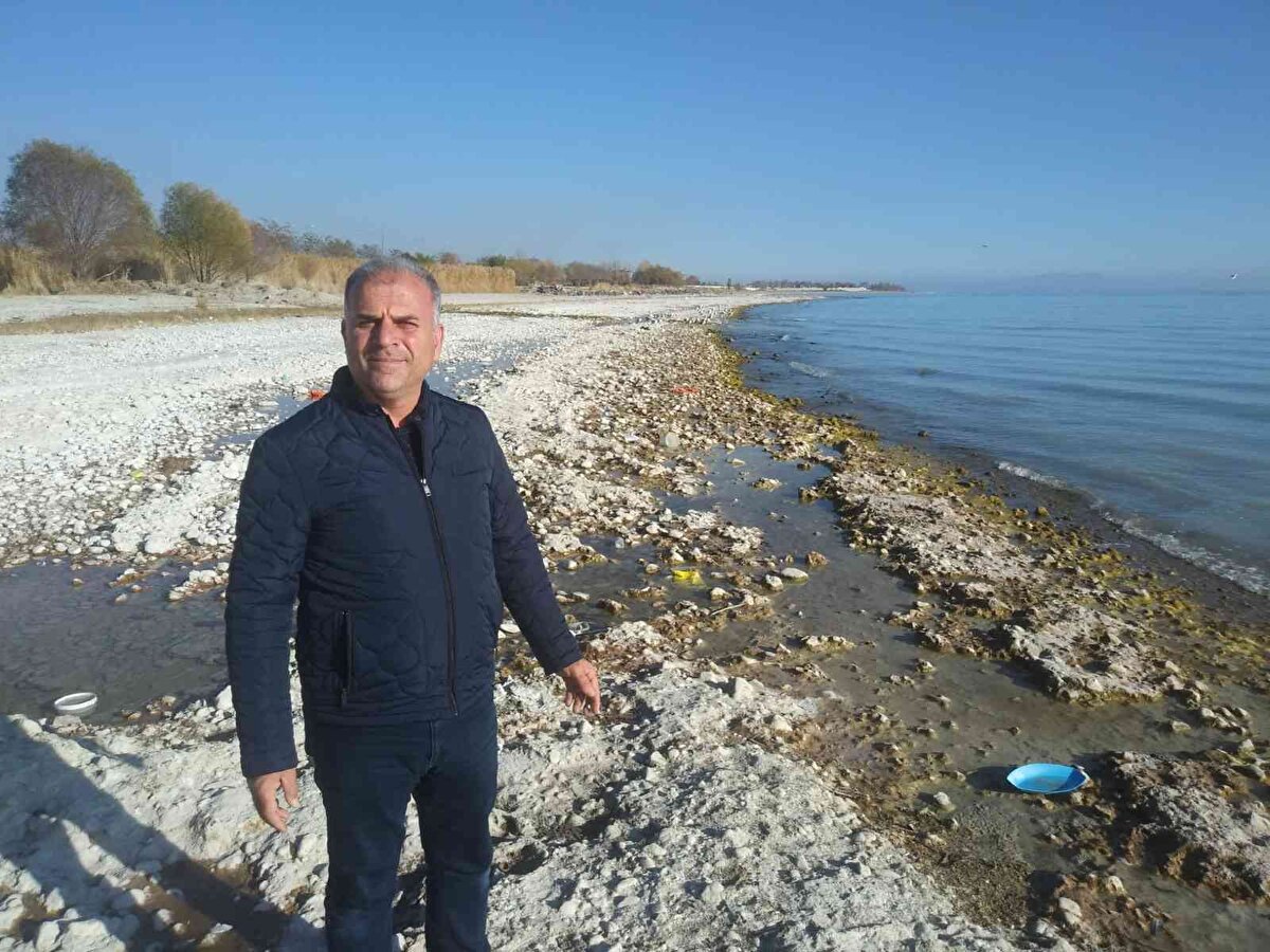 Gölün çekilmesiyle mikrobiyalitlerin ortaya çıktığını ifade eden vatandaşlar, oluşan manzara karşısında hatıra fotoğrafı çektirmeyi ihmal etmiyor.<br><br>