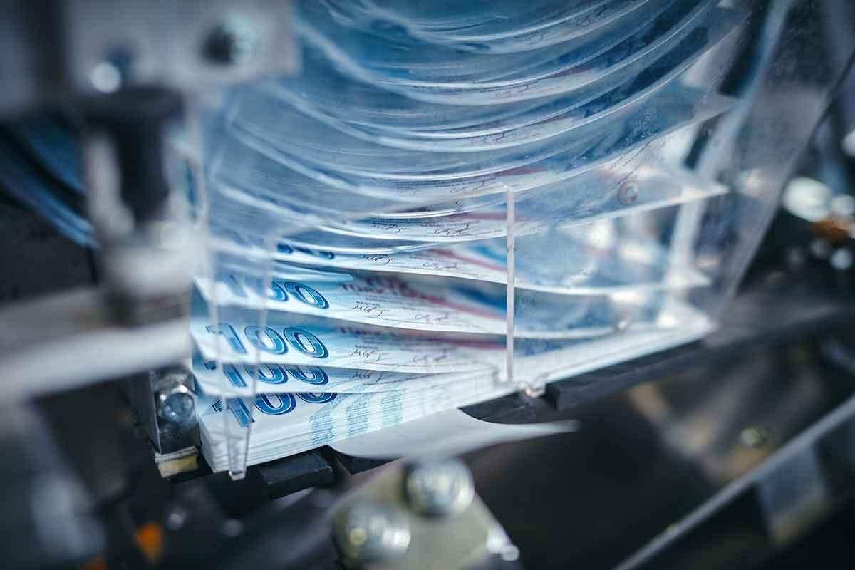 Toplu sözleşme ikramiyesi sadece sendika üyesi memurlarına verilecek. Buna karşın 1 milyona yakın memur henüz sendika üyesi değil. Çalışma ve Sosyal Güvenlik Bakanlığı'nın Temmuz 2021 istatistiklerine göre; 2 milyon 658 bin 555 sendika üyesi olabilecek kamu personeli var. Bunların 1 milyon 718 bin 984'ü sendika üyesi. Sendikalaşma oranı yüzde 64.66.<br><br>