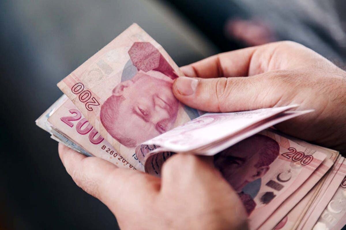 Yıllık toplam ikramiye 1.600 liraya çıkacak. Aylık hesaba göre 134 liralık ek gelir söz konusu. Buna göre; en yüksek 45 lira olan aidata göre sendikalı bir memurun cebine ayda 134-45=89 lira ekstra para girecek. 134 lira 750 gösterge rakamının aylık katsayı ile çarpımıyla bulunuyor.<br><br>