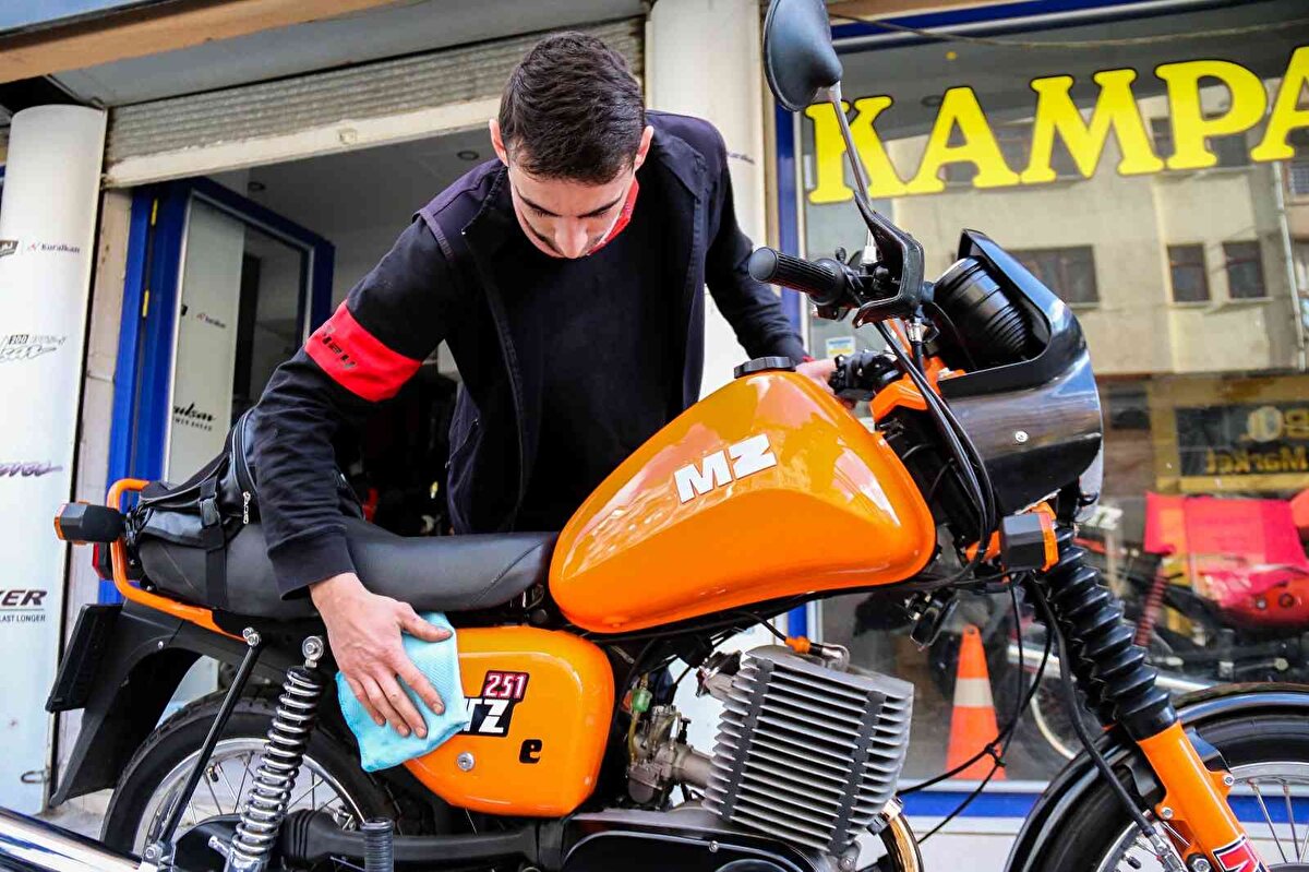 Motosikletini özenle sakladığını ve sadece güneşli havalarda keyfî kullandığını söyleyen Enes Emiroğlu, "Çarşıya gittiğim zaman birçok kişi fotoğraf çekinmek istiyor. Bu durum benim de hoşuma gidiyor. Dükkânıma ziyarete gelip, motorum hakkında konuşanlar oluyor. ‘Enes motoru çıkart da sesini duyalım’ diyen insanlar oluyor. Nazar olduğu için en ufak bir çizikte bile içimiz cız edebiliyor. Sadece güneşli havalarda ve pazar günleri çıkartıp, mahallede tur attıktan sonra temizleyerek yerine koyuyorum” dedi.<br><br>