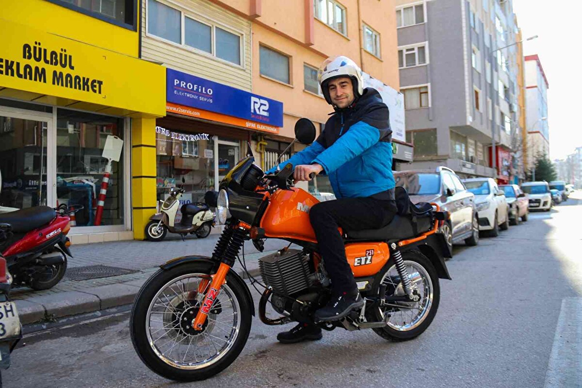 Son olarak üretimi duran 1992 model MZ ETZ 251 Alman motosikletini babasının yardımıyla birleştiren Enes Emiroğlu, 5 buçuk ay boyunca çalışarak hayaline ulaştı. Nostaljik motosiklet hayranlığı olduğunu belirten Emiroğlu, motoru 2 bin 700 kilometredeki aracının tüm parçalarının orijinal olduğunu belirtti.<br><br>