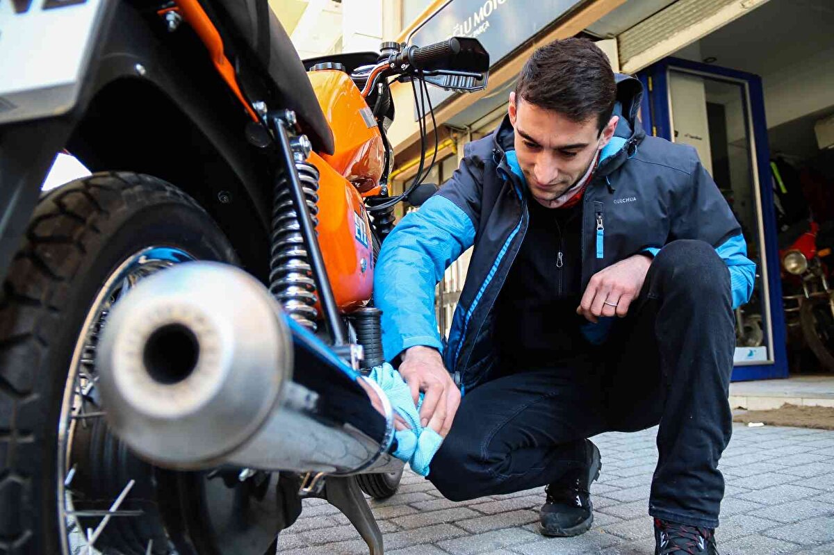 Zaman buldukça nostaljik motosikletler toplamaya devam edeceğini belirten Enes Emiroğlu, “2000 yılında Türkiye’de üretimi durduruldu. Şu anda koleksiyoncuların elinde bulunuyor. Kasım 2019’da başlamıştık, tamamlanması 5 buçuk ayımızı aldı. Nasip olursa çocuklarıma bırakmayı planlıyorum" diye konuştu.<br><br>