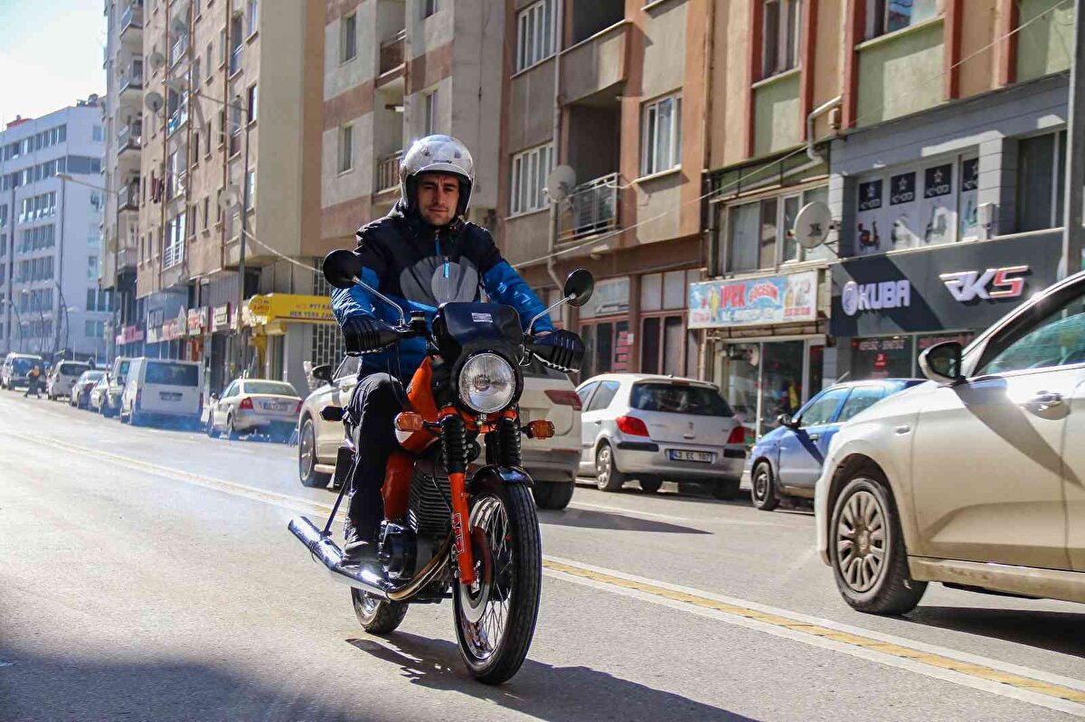 Motosikletine sadece güneşli havalarda bindiğini ve çevresindekilerden büyük beğeni topladığını aktaran Emiroğlu, aracı tüm orijinalliğiyle çocuklarına bırakmak istiyor.<br><br>