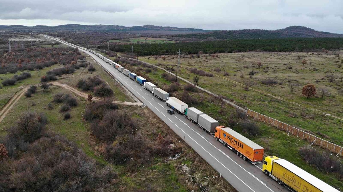 Yaklaşık bin TIR, Hamzabeyli Sınır Kapısı önünde yurt dışına çıkmak için işlemlerinin tamamlanmasını bekliyor.<br><br>