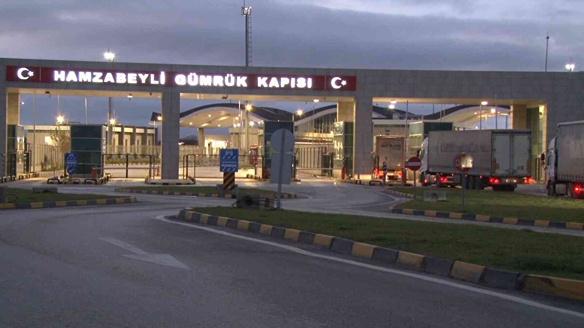 Sıranın sebebinin Bulgaristan tarafından kaynakladığını ifade eden Mehmet Kosta da, “Ülkenin ihracatı çok bu sebeple yoğunluk oluşuyor. Bulgaristan tarafı ağır çalışıyor bundan dolayı sıralar oluşuyor” dedi.<br><br>