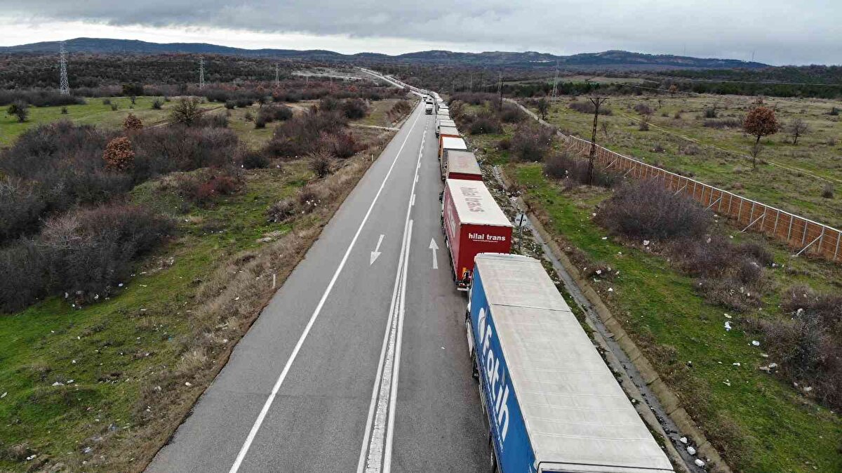 Türkiye’nin ihracatının engellenmeye çalışıldığını ifade eden tır şoförü Mehmet Çiğin, “Dün akşam saat 22.00’da 23 kilometrelik tır kuyruğuna girdik. Artık yarın sabaha geçebiliriz herhalde. Biz sırada beklerken yatıyoruz ama mülteciler çok, getirenler çok.  Onlardan dolayı çok sıkıntımız var. Mümkün mertebe Türkiye’nin ihracatını engellemeye çalışıyorlar. Biz Türkiye’den Bulgaristan’a girdiğimizde kuyruk bitmiyor” dedi.<br><br>