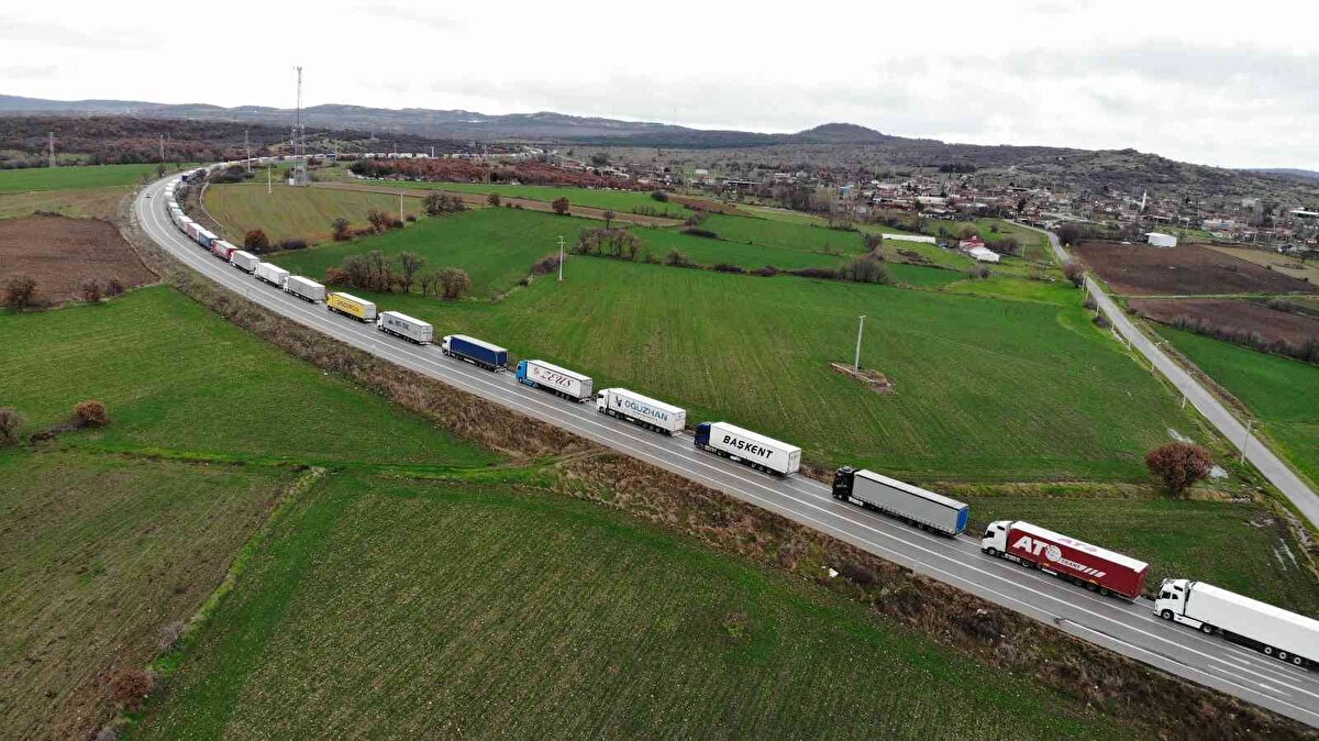 Hamzabeyli Sınır Kapısı'nda TIR'lar 25 kilometrelik kuyruk oluşturdu.<br><br>Şoförlerin söylediğine göre kuyruk Bulgaristan’ın Lesova Sınır Kapısı’nda alımların yavaş olması ve gümrük personeli yetersizliği nedeniyle meydana geldi.