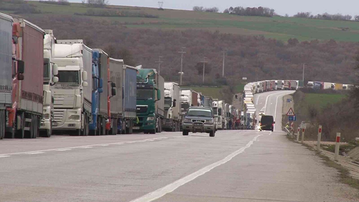 25 kilometrelik bir sırada beklediklerini vurgulayan Onur Kostak ise “Araçlarımızda takograf sistemi olduğu için takografa uygun çalışıyoruz. 25 kilometrelik sırada bekliyoruz. 3 gün, 4 gün, 5 gün kadar uzadığı oluyor. Burada yol boyunca 24, 25 kilometre boyunca mülteci problemi yaşıyoruz” şeklinde konuştu.<br><br>