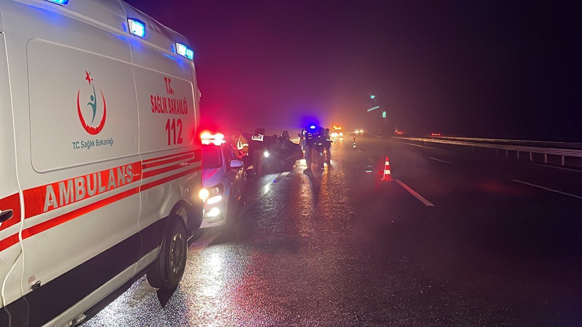 Kazanın etkisiyle savrulan otomobil, yol kenarındaki korkuluklara çarparak durabildi.