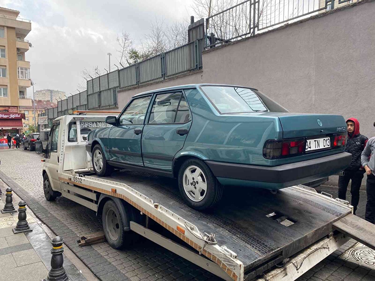 İnternette ilanı görenler, Tofaş marka araç için istenen 200 bin TL'yi görünce şaşkınlık yaşadı. Sercan Deniz ise otomobilin fabrikadan çıktıktan sonra sadece 3 bin 480 kilometre kullanıldığını, araç parçalarının orijinal ve değiştirilmemiş olduğunu, herhangi bir hasarının bulunmadığını iddia ederek fiyatın uygun olduğunu belirtmişti.