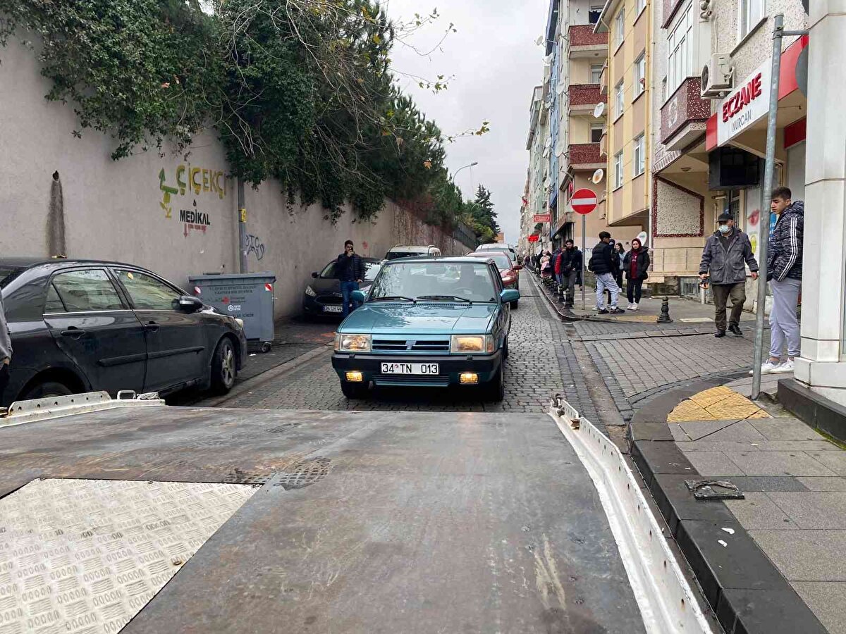 Araç sahibi Sercan Deniz yaptığı satış ile ilgili, "Bir buçuk yıl önce almış olduğum 93 model sadece 3 bin 480 kilometrede olan aracımı geçen yapmış olduğumuz haberler sonucunda 200 bin TL'ye gerçek alıcısını, kıymetini bilecek alıcısını buldu. Daha önce yapmış olduğumuz haberler de de söylediğim gibi araca 200 bin TL fiyat biçtik. Fiyatımıza istinaden Muhammet isimli arkadaşımız araca talip oldu. Gerçekten de aracın değerini, kıymetini bilecek olduğunu düşündüğüm için Muhammed arkadaşımıza aracımızı 200 bin TL'ye sattım. Aracın yeni alıcısı hayrını görsün diyorum." şeklinde konuştu.<br><br>