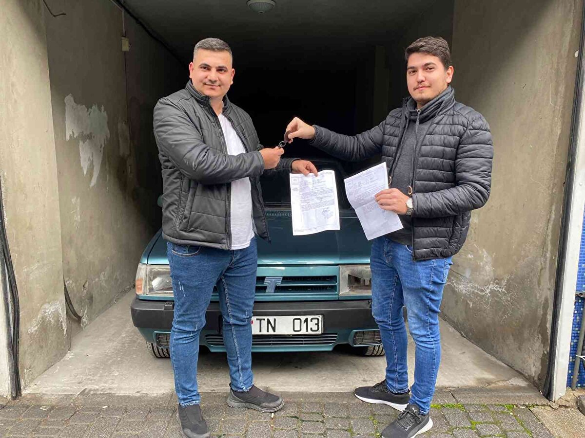 Aracı satın alan Muhammed Maden, "Zaten 5-6 aydan beri aracın peşindeydim. Arkadaşlardan fiyat konusunda yardımcı olmasını istedim. En sonunda 200 bin TL'ye anlaştık ve aracı aldım. Yani değerli bir araç satın aldım. 3 bin 480 kilometrede bir araç, Tofaş SLX. Ben 95'liyim, araç 93 model. Şu anlık satmayı düşünmüyorum. Kendi otoparkımıza koyacağız aracı. İllaki satacağım ama değeri bulununca satılır. Şu an satmayı düşünmüyorum. Bir iki yıl otoparkımda saklayacağım aracı" dedi.<br><br>