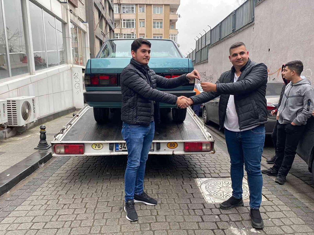 Kadıköy'de yaşayan galerici Sercan Deniz, geçen sene satın aldığı 1993 model Tofaş Doğan SLX otomobilini internet üzerinden 200 bin TL fiyat ile satışa çıkartmıştı.<br><br>