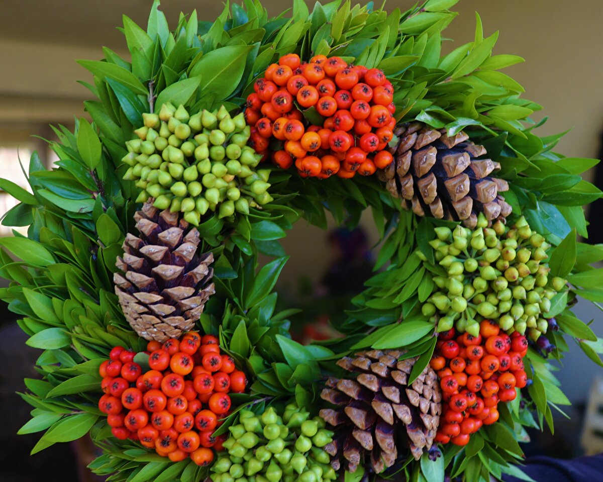 Yüce, çelenkleri daha çok evlerde kadınların yaptığını, ürünlerin tamamının ihraç edildiğini dile getirdi.<br><br>