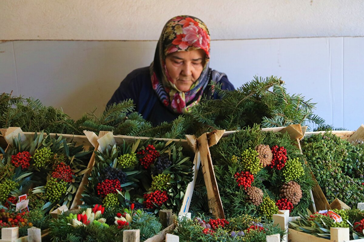 "Yılbaşı yaklaştıkça talep yoğun, yetişmeye çalışıyoruz. Bunu Avrupa'da kapı süsü olarak veya mezarları ve anıtları süslemede kullanıyorlar. Birbirlerine Noel hediyesi olarak veriyorlar. Güzel bir ihracat ürünü. Çeşitli modellerimiz var. Sezonda yaklaşık 500-600 bin civarında çelenk üretimi yapıyoruz. Beldemiz için bu iş büyük bir gelir kaynağına dönüştü. Sadece bizim firmamız çelenk üretiminde beldeye sezonda yaklaşık 8-10 milyon lira civarında ekonomik katkı sağlıyor."<br><br>