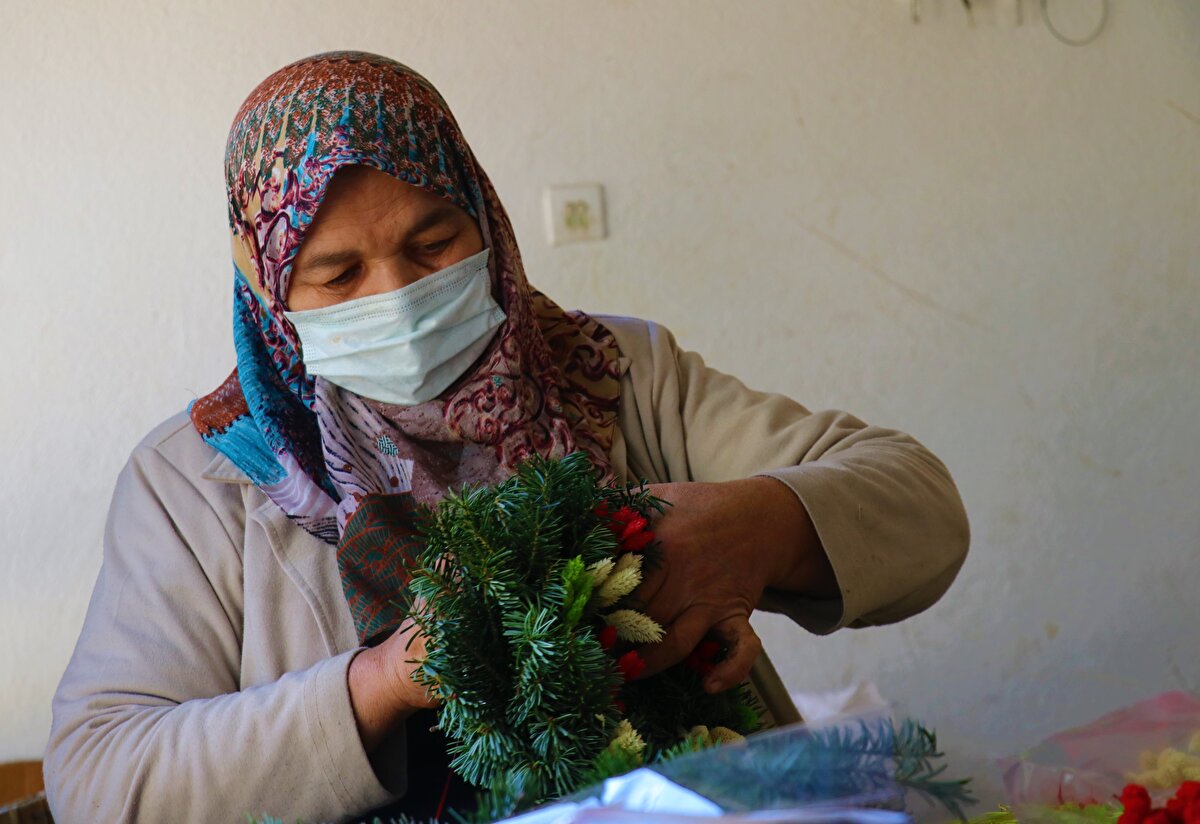 Ağustos-aralık döneminde yılbaşı için kapı süsü üreten kadınlar, bir çelenkten 4 lira 50 kuruş kazanıyor, her bir kadın günde en az 30, en fazla 100 çelenk hazırlıyor.<br><br>