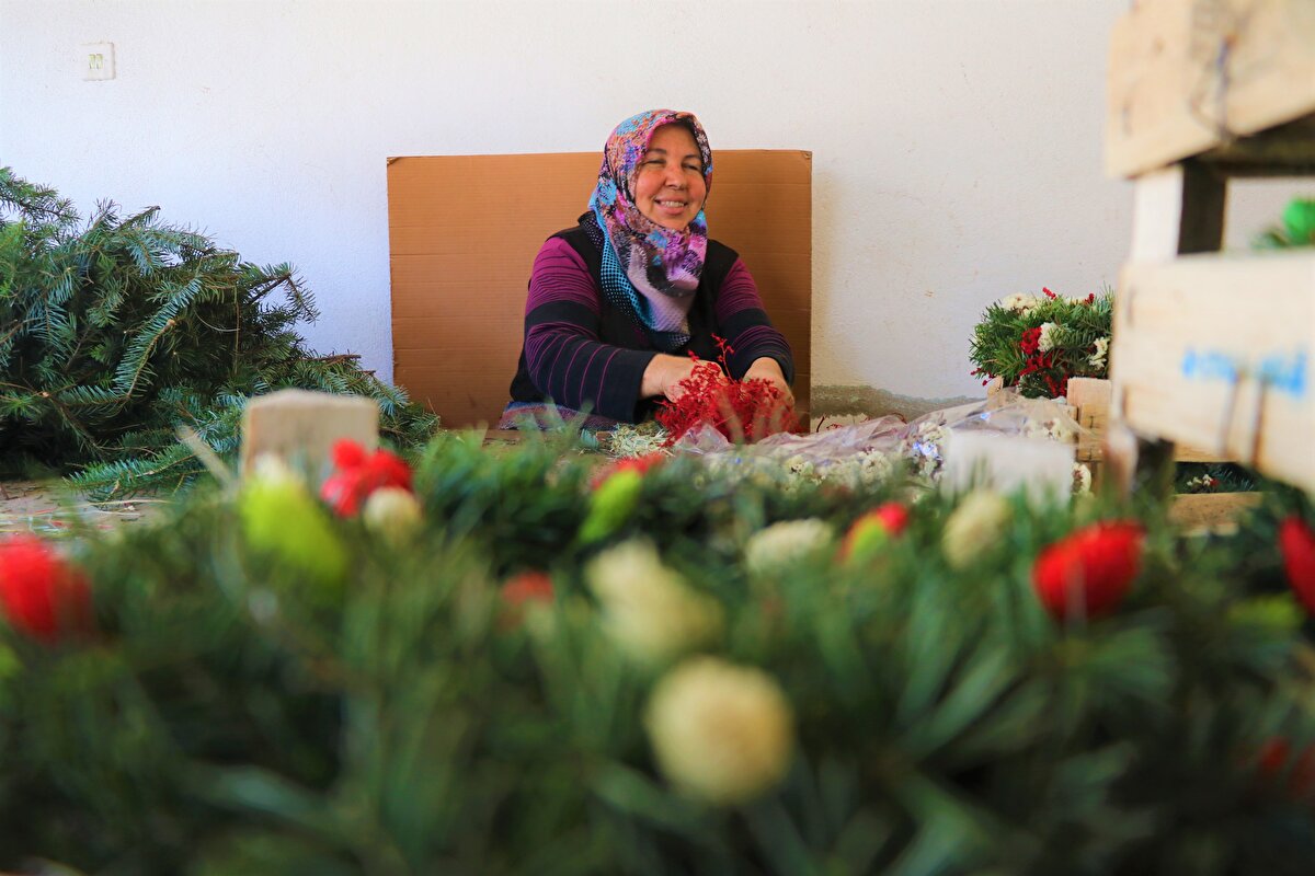 Burdur'un Bucak ilçesi Kocaaliler beldesinde kadınların ürettiği kapı süsleri, o kadar beğenildi ki zamanla yöre halkının geçim kaynağı haline geldi.<br><br>